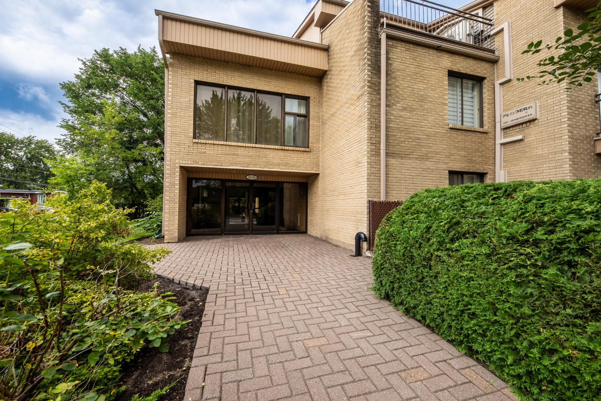 









1838


Av. Victoria

, 209,
Longueuil (Greenfield Park),




QC
J4V1M5

