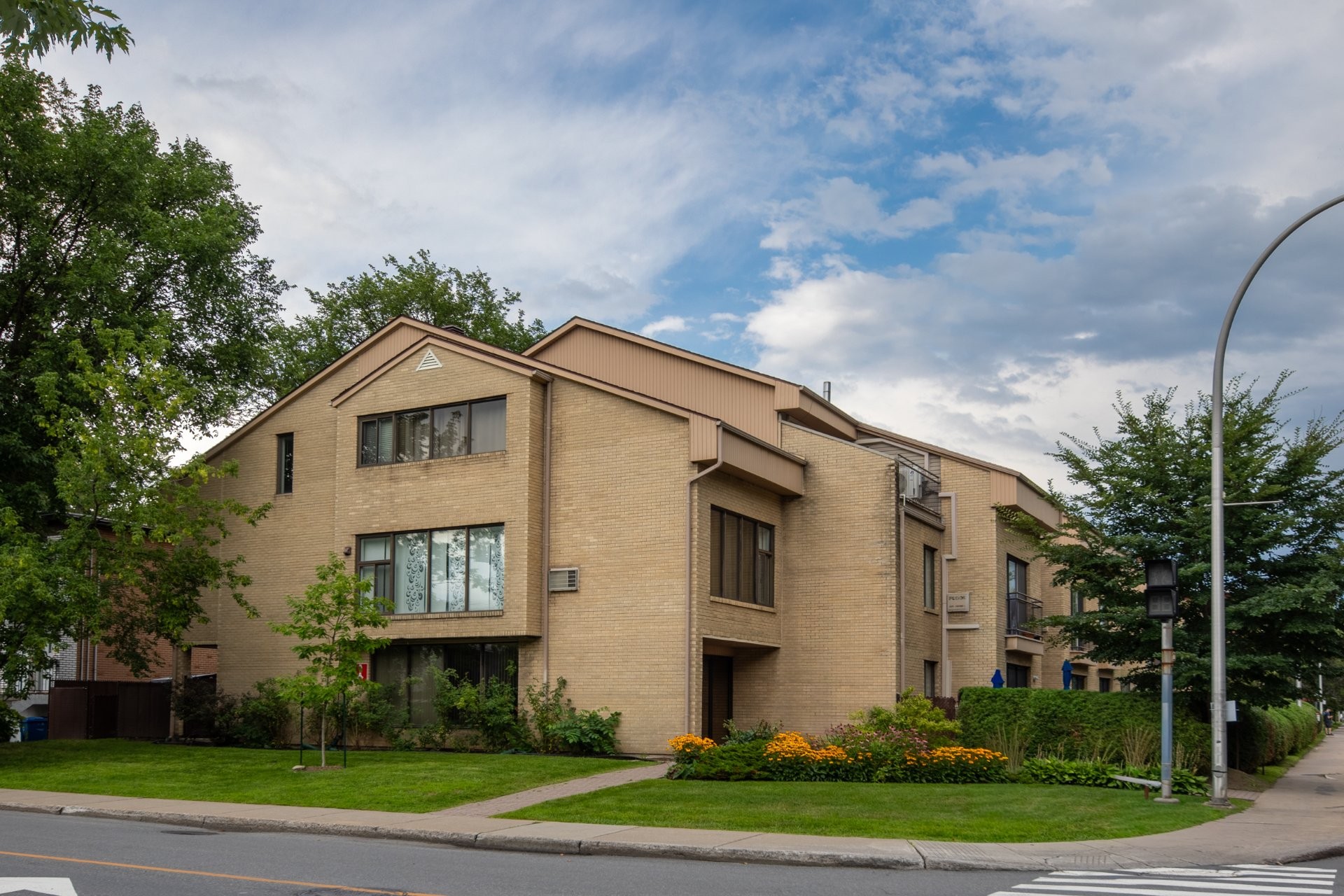 









1838


Av. Victoria

, 209,
Longueuil (Greenfield Park),




QC
J4V1M5

