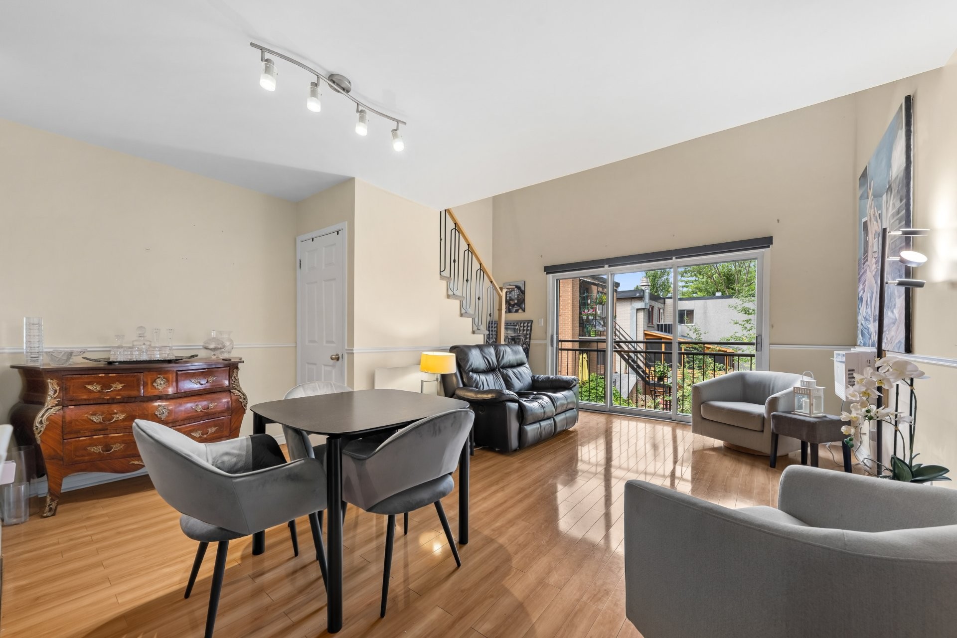 









1838


Av. Victoria

, 209,
Longueuil (Greenfield Park),




QC
J4V1M5

