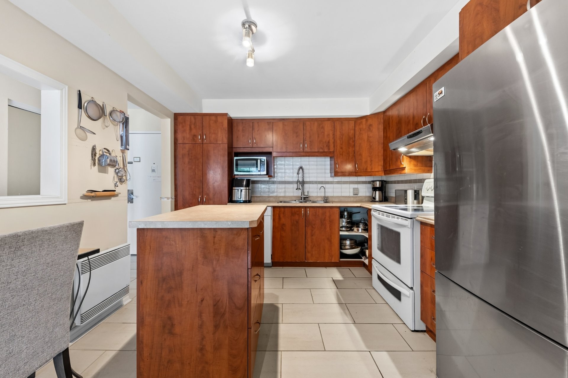 









1838


Av. Victoria

, 209,
Longueuil (Greenfield Park),




QC
J4V1M5

