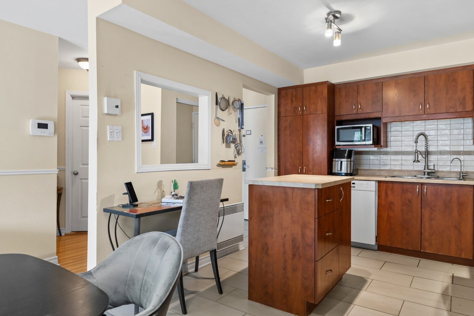 









1838


Av. Victoria

, 209,
Longueuil (Greenfield Park),




QC
J4V1M5

