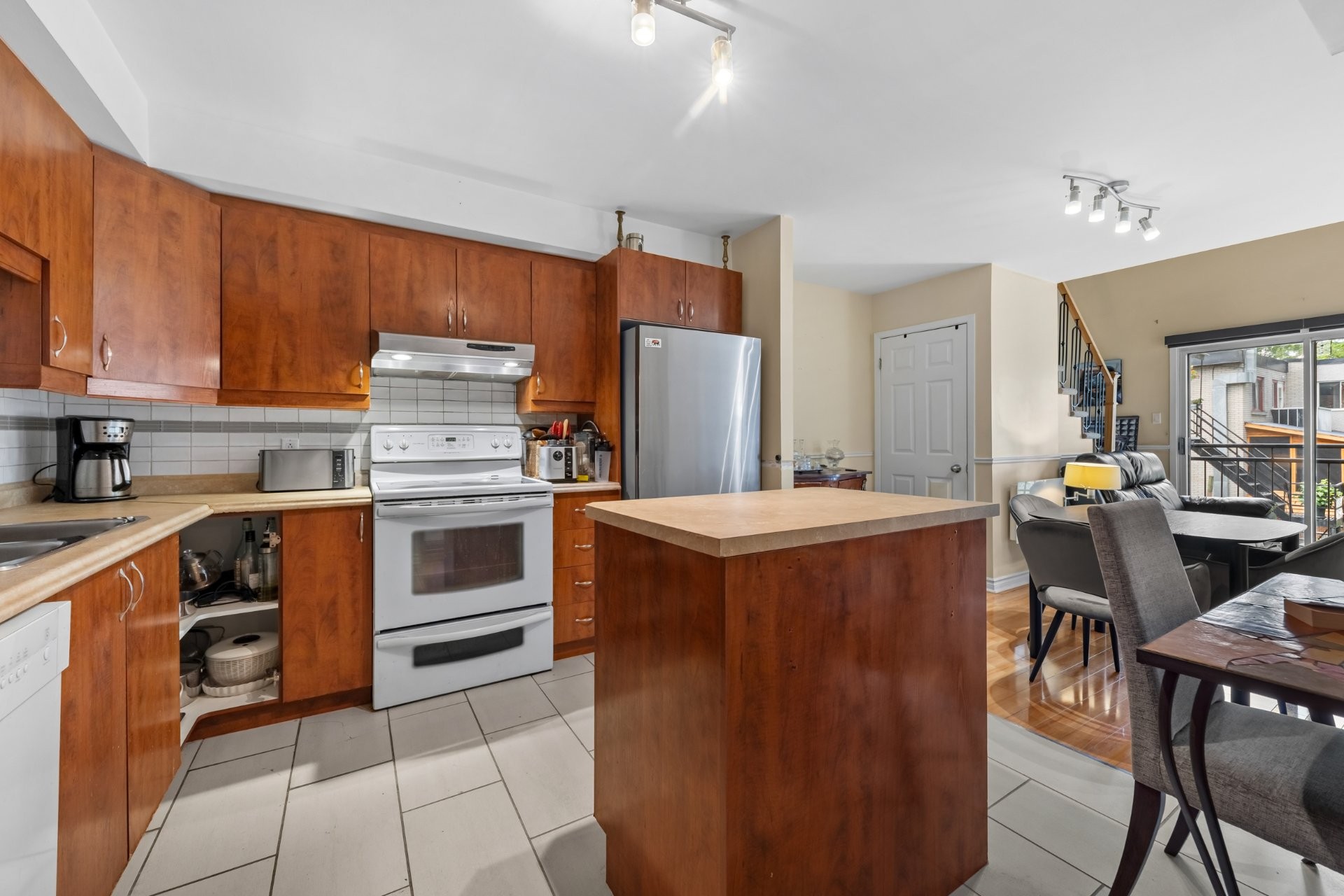 









1838


Av. Victoria

, 209,
Longueuil (Greenfield Park),




QC
J4V1M5

