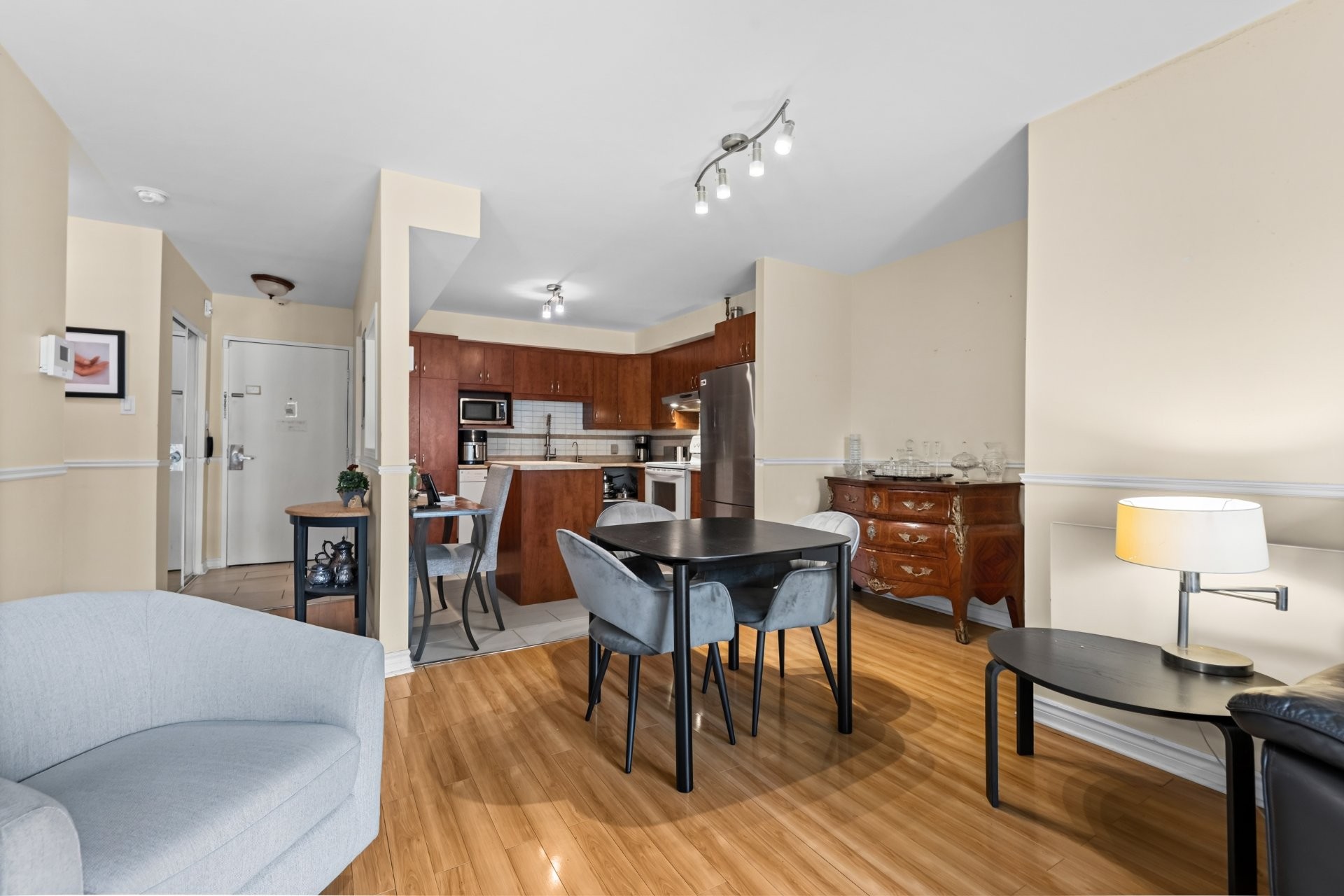 









1838


Av. Victoria

, 209,
Longueuil (Greenfield Park),




QC
J4V1M5

