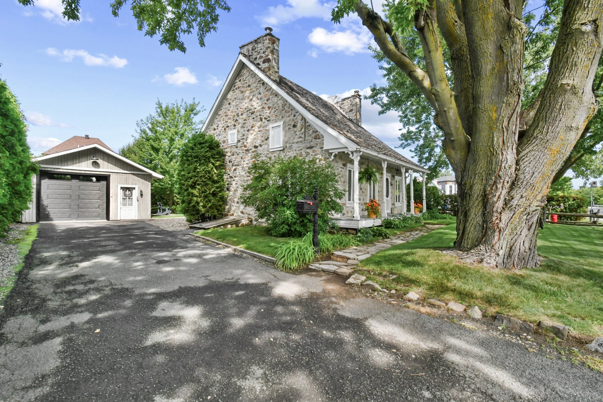 









647


Boul. Lacombe

,
Repentigny (Le Gardeur),




QC
J5Z2P7

