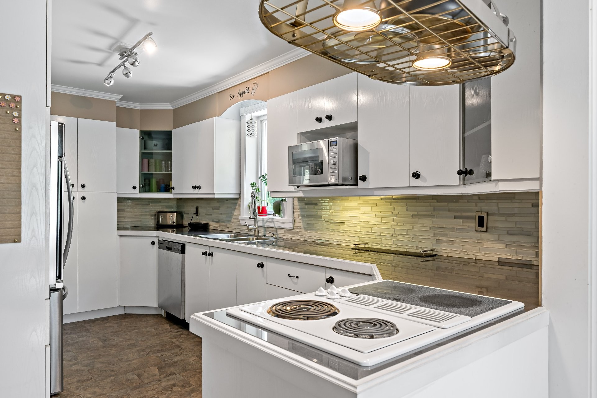 









6


Rue Airville N.

,
Mont-Blanc,




QC
J0T2G0

