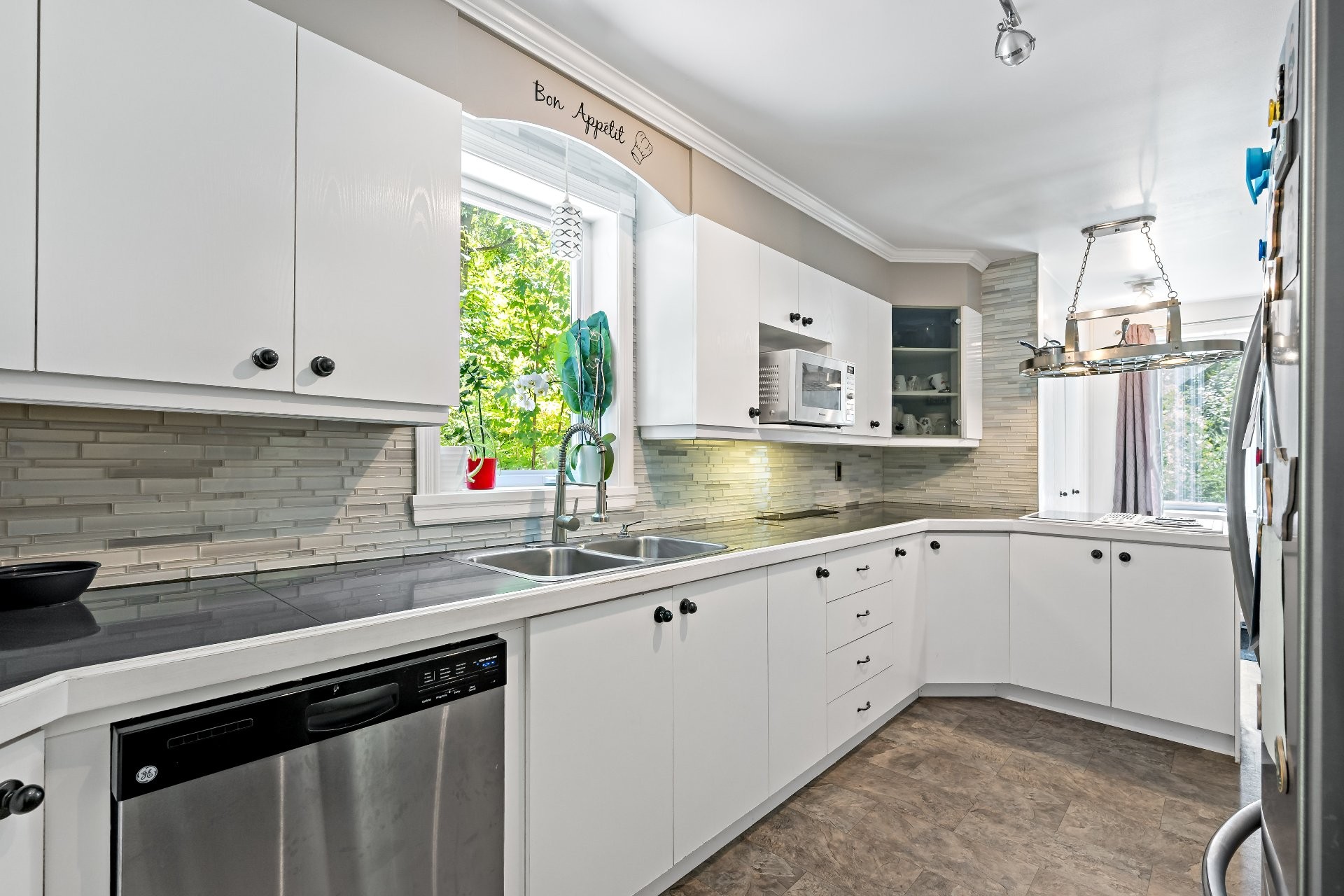 









6


Rue Airville N.

,
Mont-Blanc,




QC
J0T2G0

