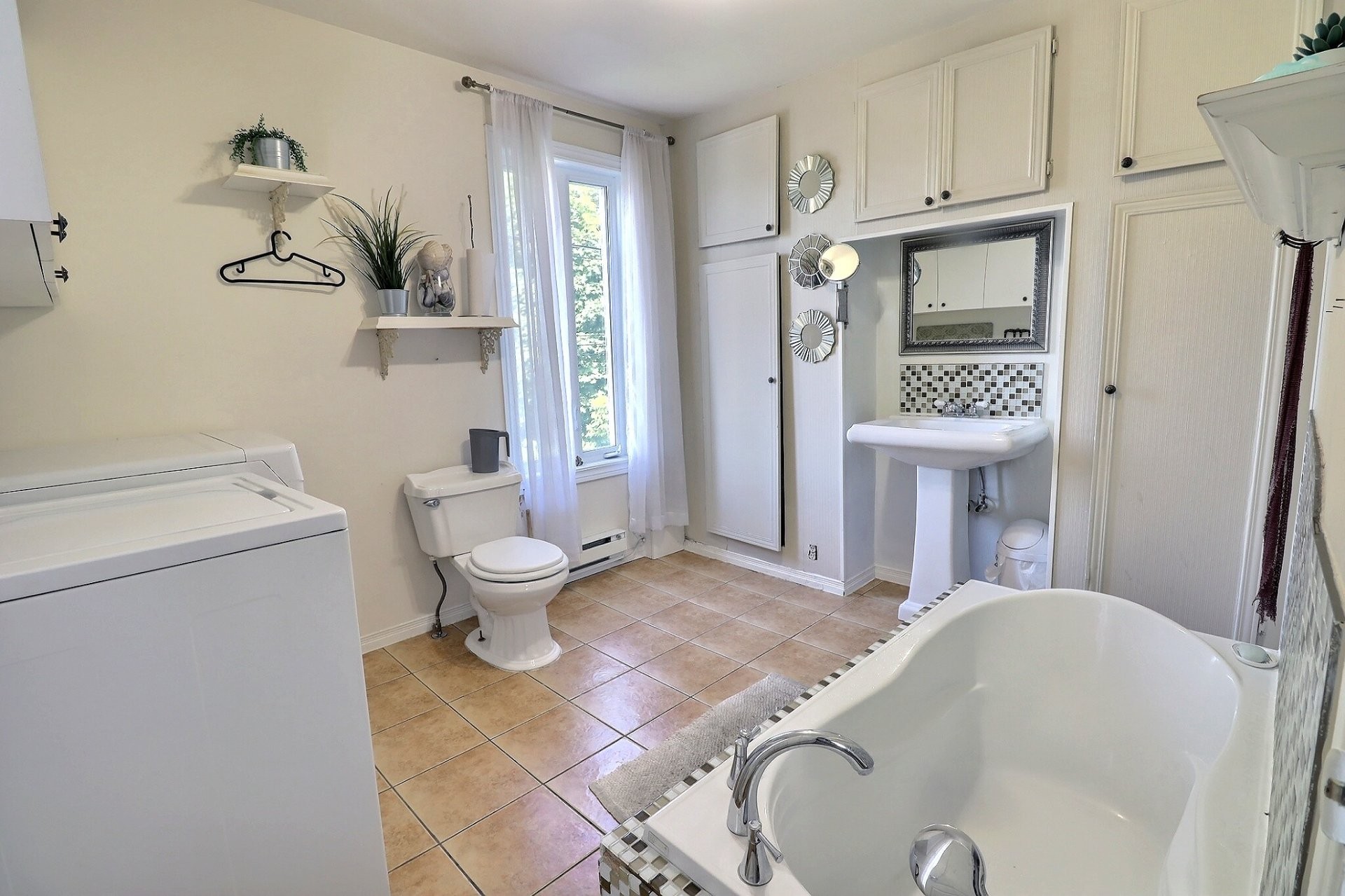 









299

 - 301


Rue Riverin

,
Saguenay (Chicoutimi),




QC
G7H4R9

