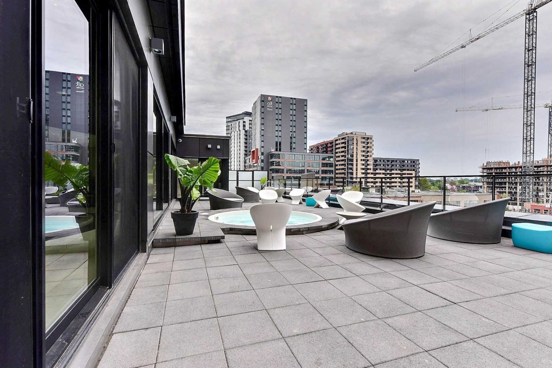 









235


Rue Peel

, 1006,
Montréal (Le Sud-Ouest),




QC
H3C0P8

