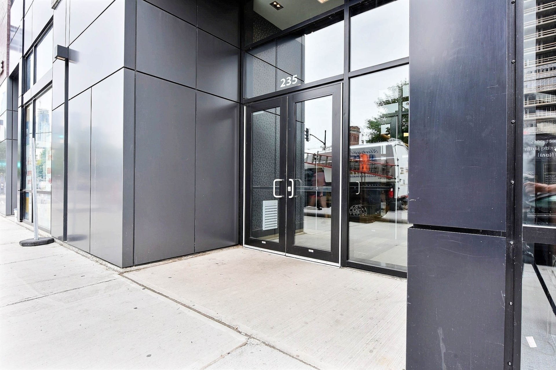 









235


Rue Peel

, 1006,
Montréal (Le Sud-Ouest),




QC
H3C0P8

