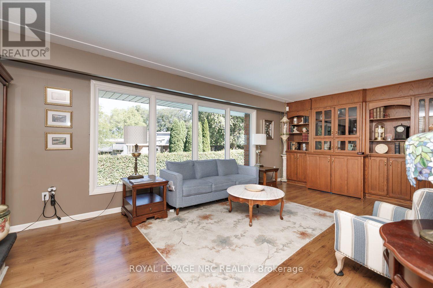 












2 GLENBRAE AVENUE

,
St. Catharines (Burleigh Hill),




Ontario
L2T1V1

