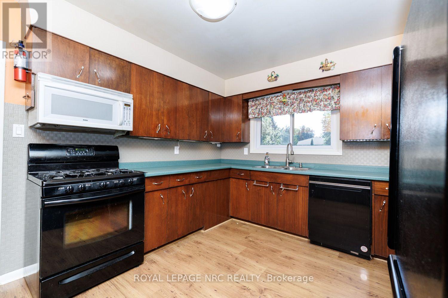 












2 GLENBRAE AVENUE

,
St. Catharines (Burleigh Hill),




Ontario
L2T1V1

