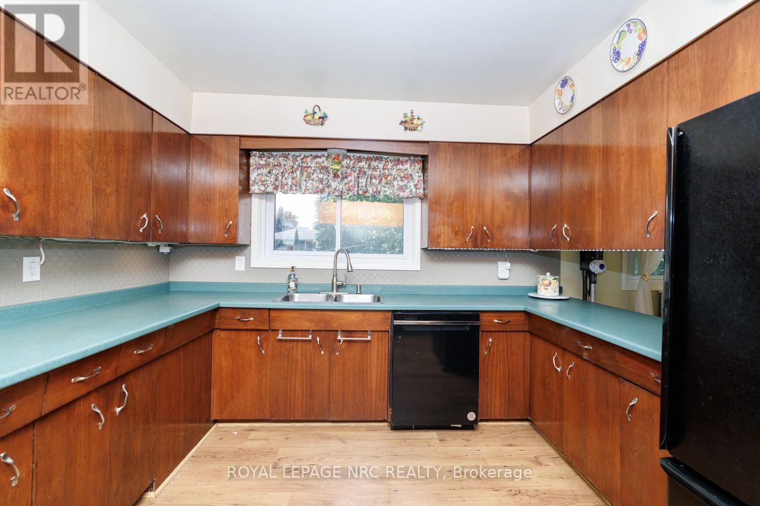 












2 GLENBRAE AVENUE

,
St. Catharines (Burleigh Hill),




Ontario
L2T1V1

