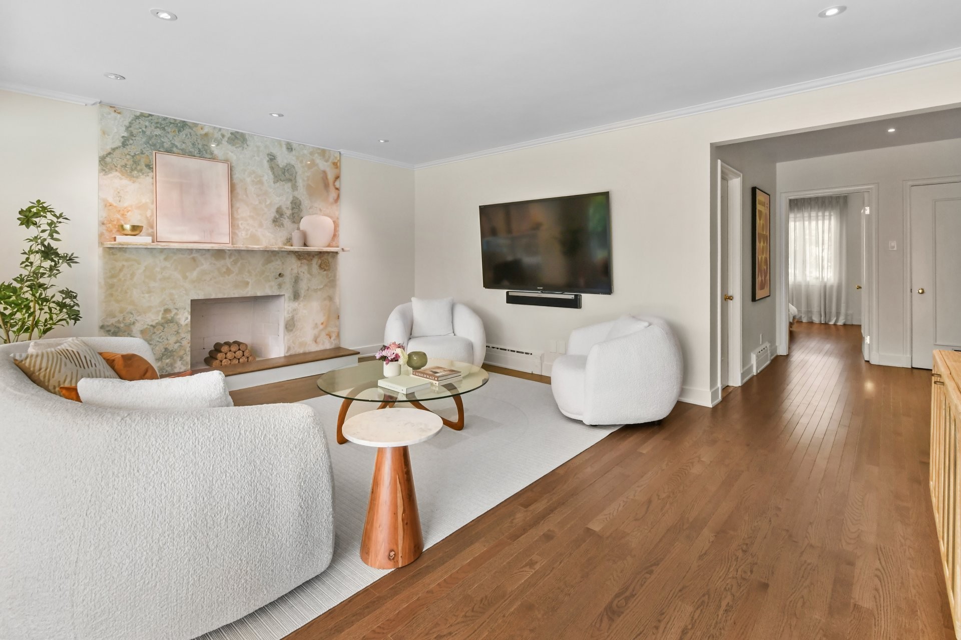 









1670


Ch. Markham

,
Mont-Royal,




QC
H3P3B2

