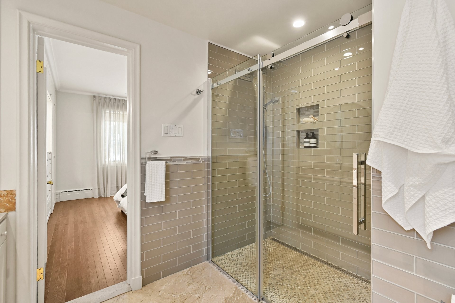 









1670


Ch. Markham

,
Mont-Royal,




QC
H3P3B2

