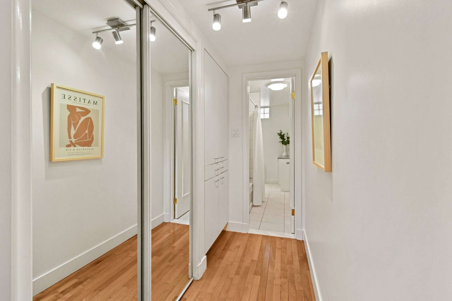 









1670


Ch. Markham

,
Mont-Royal,




QC
H3P3B2

