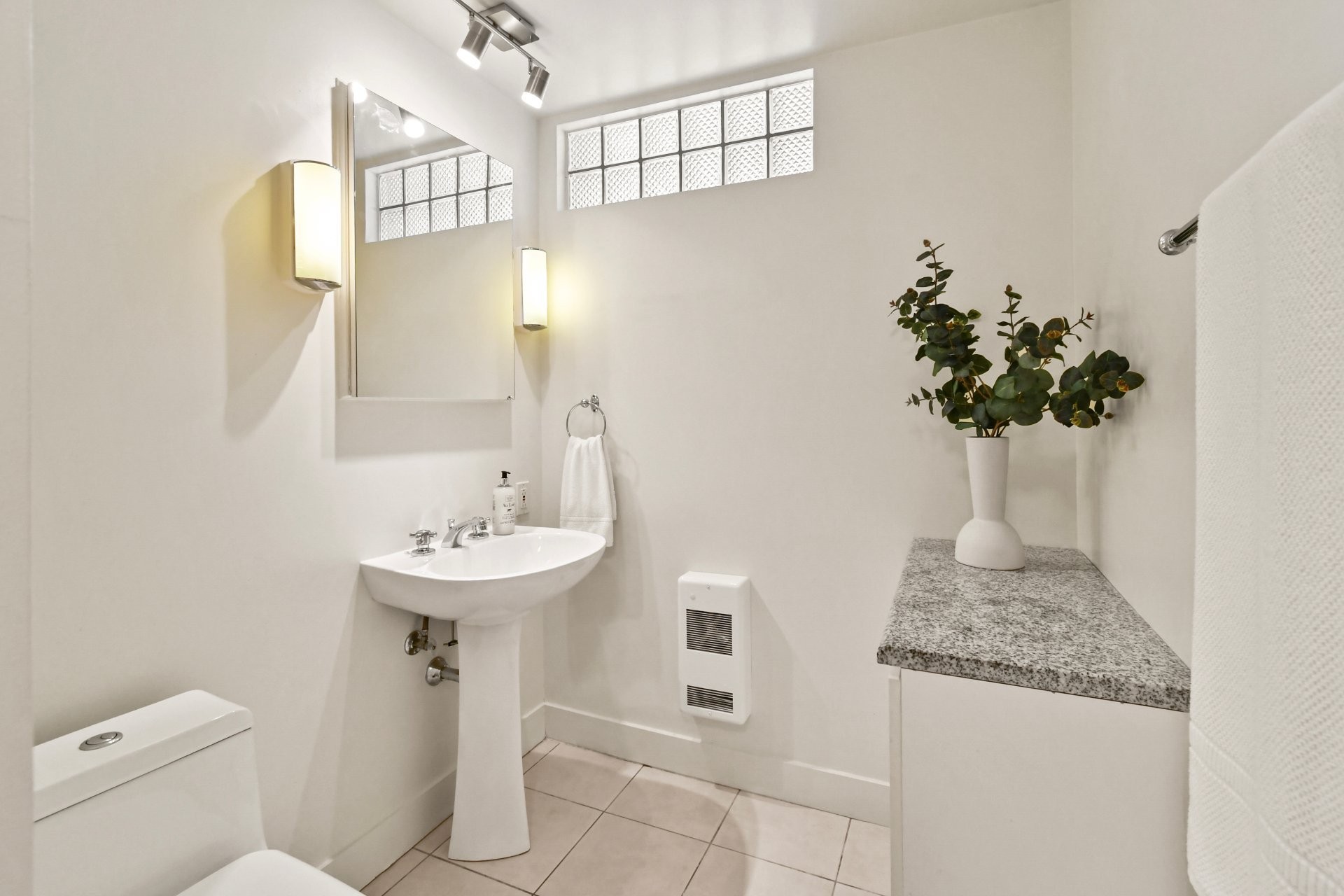









1670


Ch. Markham

,
Mont-Royal,




QC
H3P3B2

