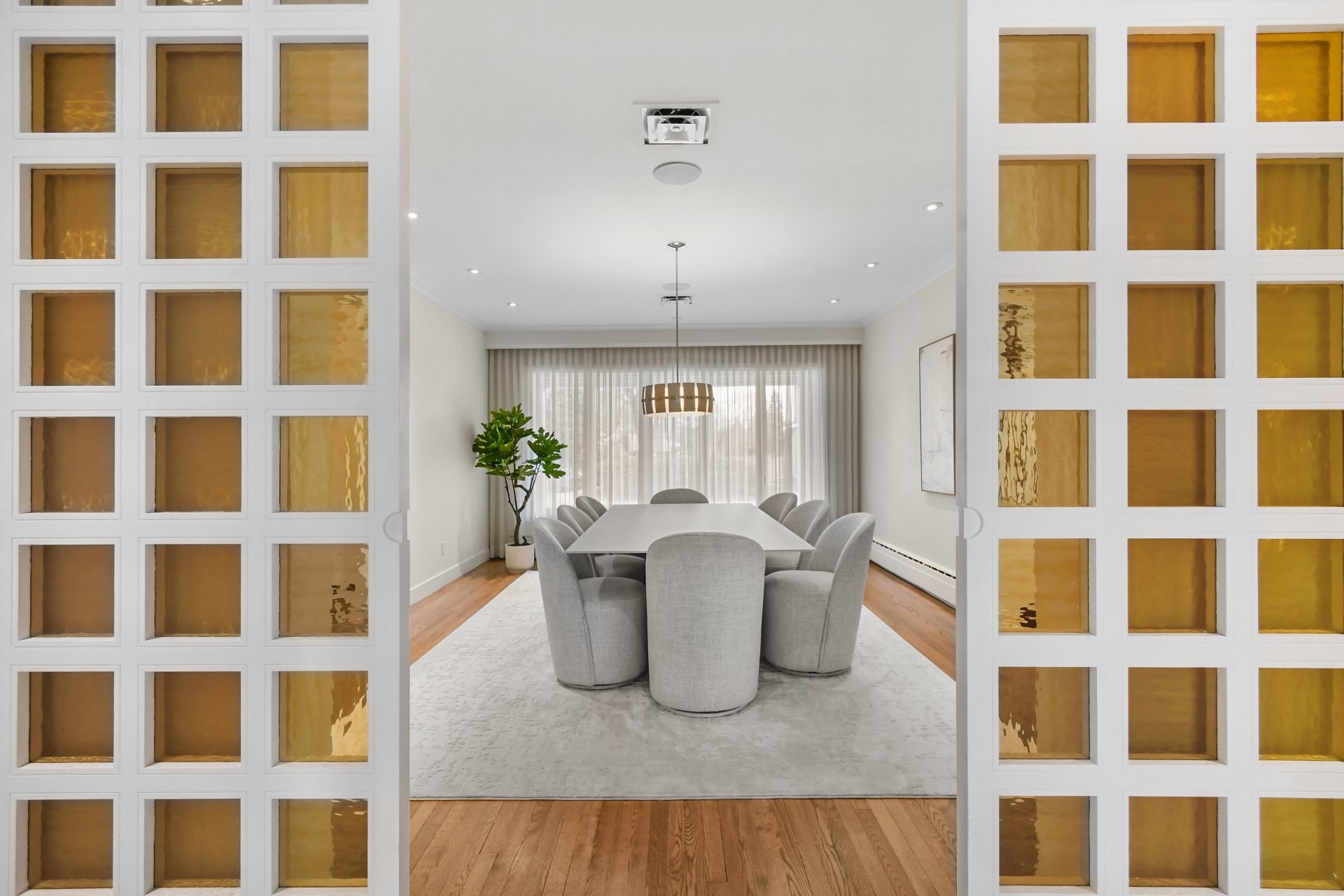 









1670


Ch. Markham

,
Mont-Royal,




QC
H3P3B2

