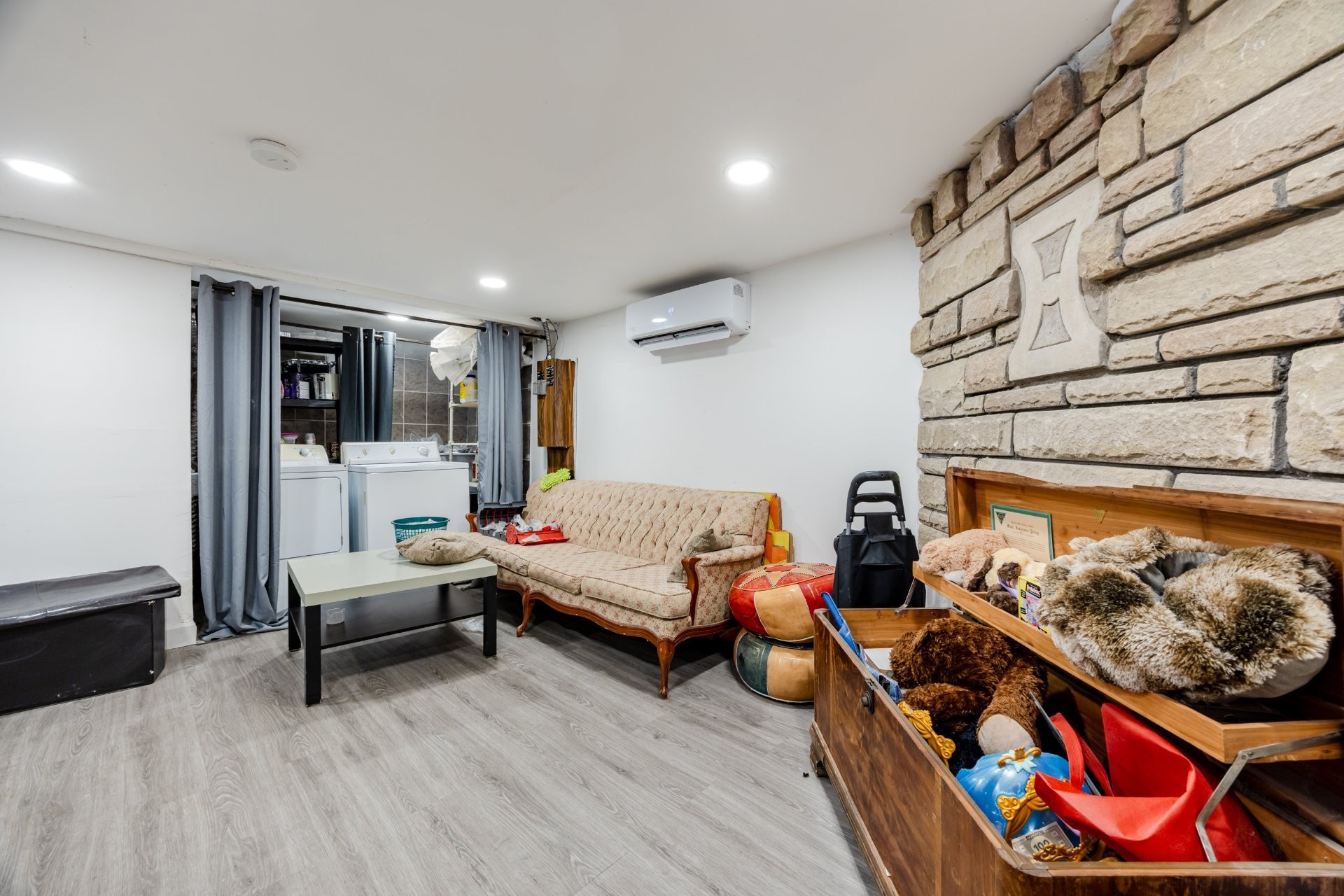 









545


Rue St-André

,
Laval (Pont-Viau),




QC
H7G3A2

