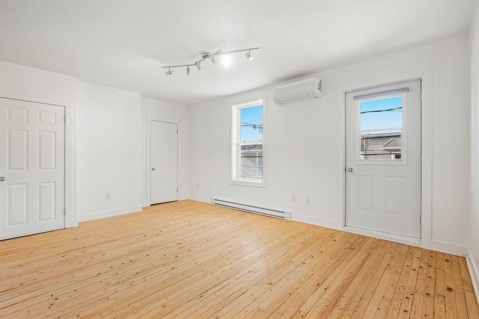 









170


Av. St-Simon

,
Saint-Hyacinthe,




QC
J2S5B5

