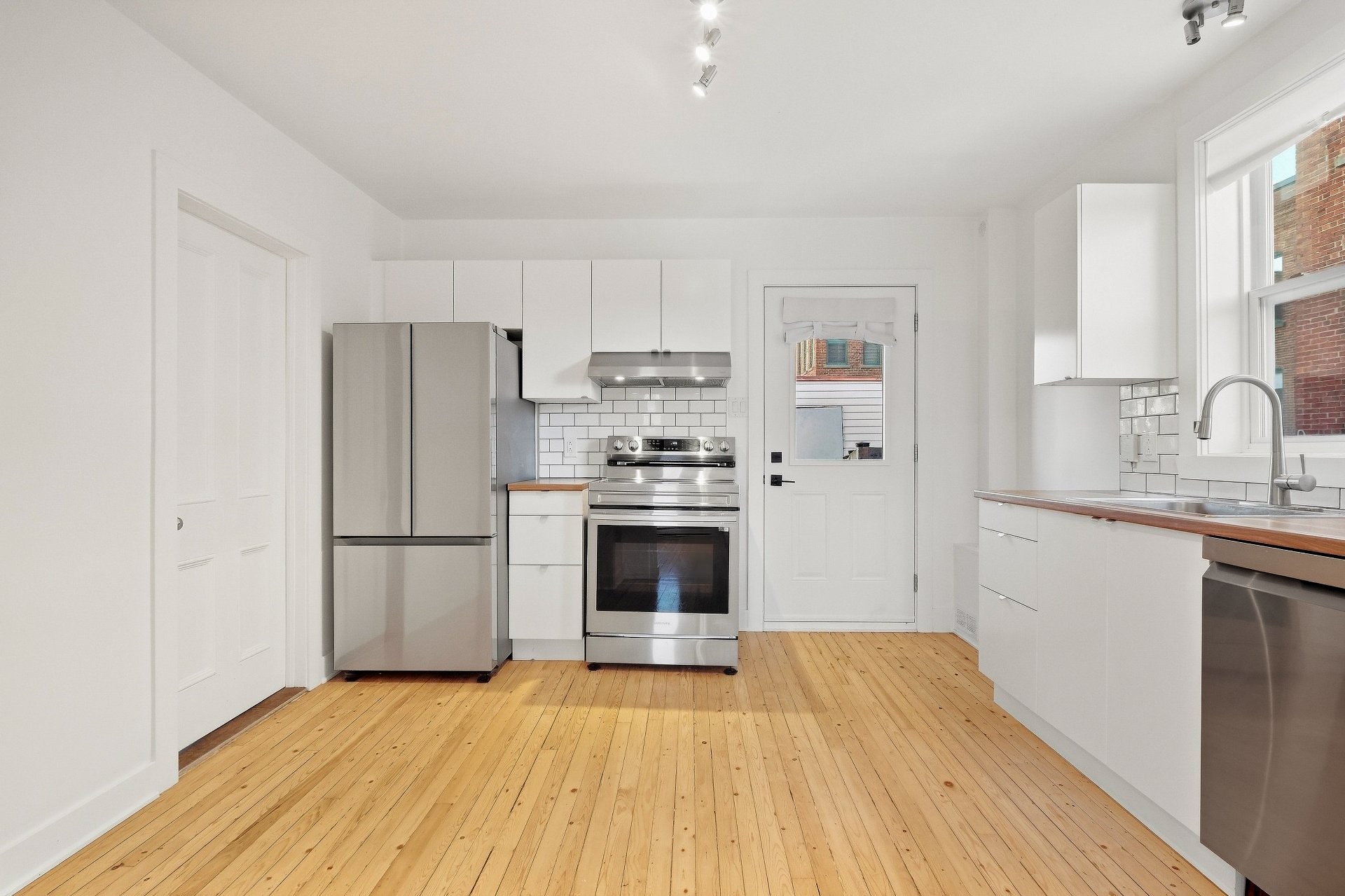 









170


Av. St-Simon

,
Saint-Hyacinthe,




QC
J2S5B5

