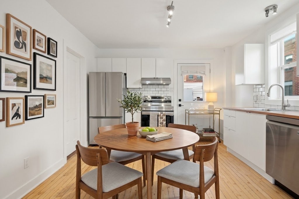 









170


Av. St-Simon

,
Saint-Hyacinthe,




QC
J2S5B5


