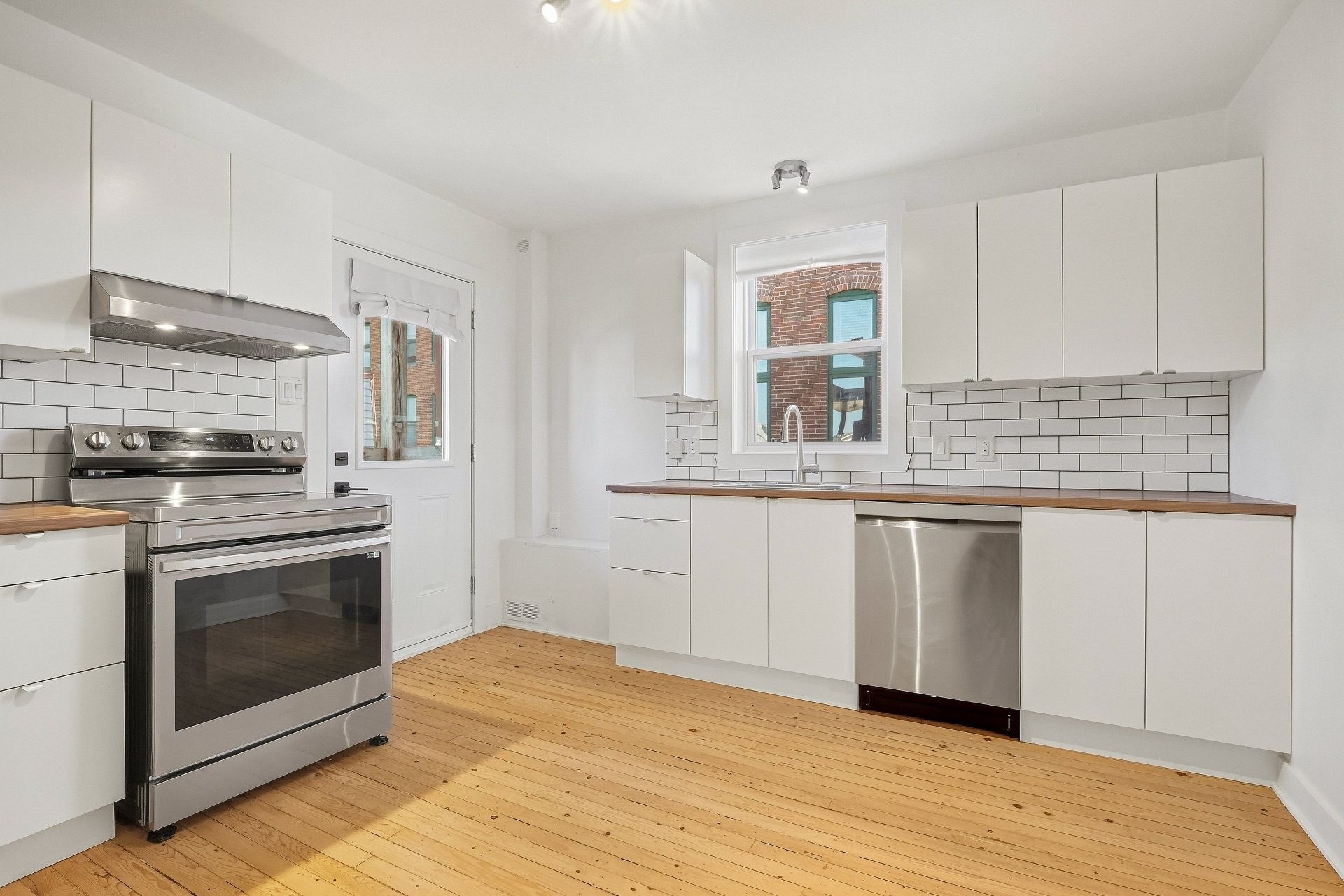 









170


Av. St-Simon

,
Saint-Hyacinthe,




QC
J2S5B5

