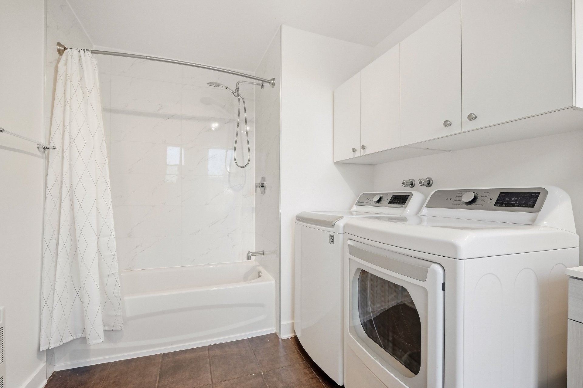 









170


Av. St-Simon

,
Saint-Hyacinthe,




QC
J2S5B5

