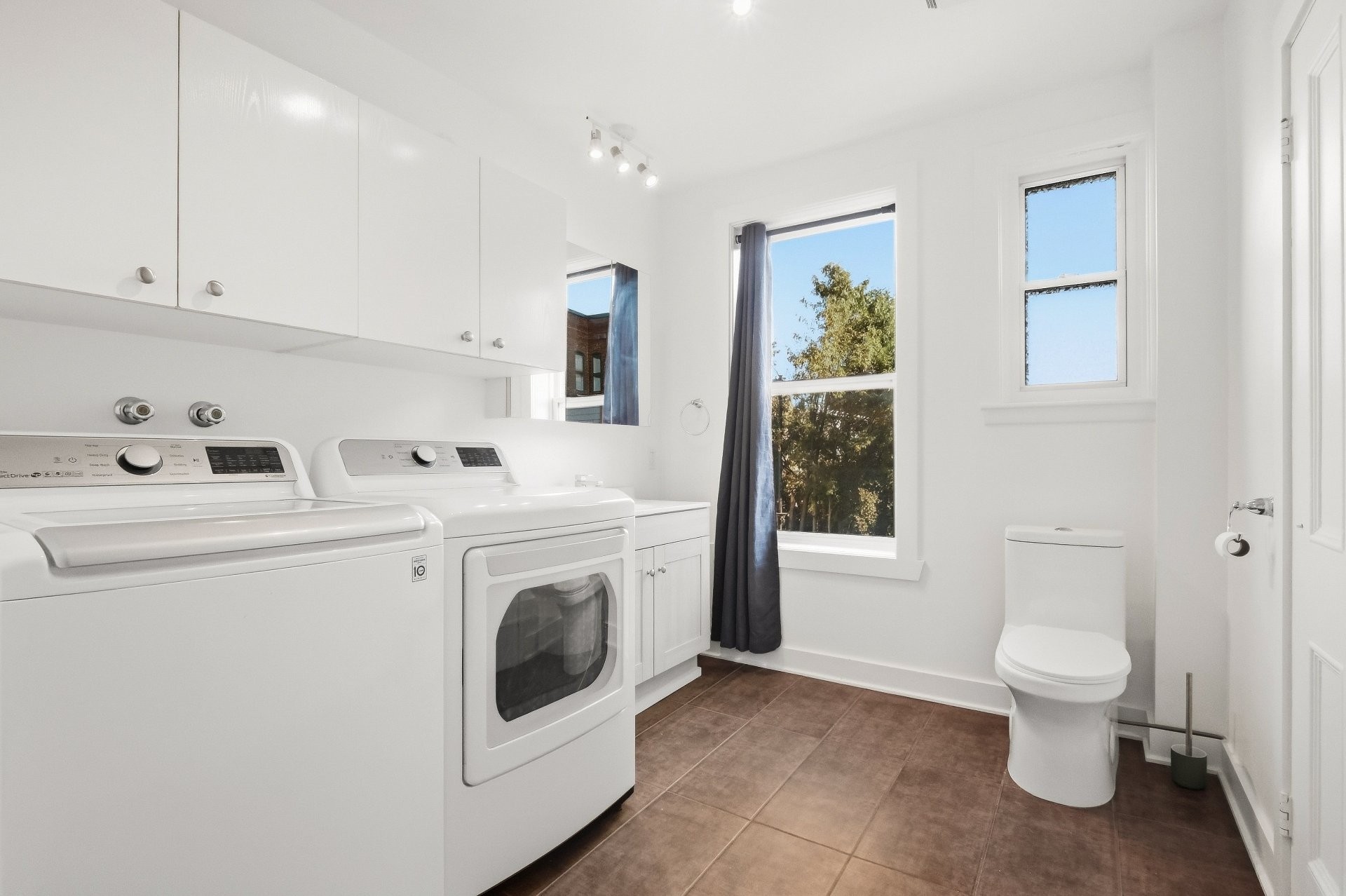 









170


Av. St-Simon

,
Saint-Hyacinthe,




QC
J2S5B5

