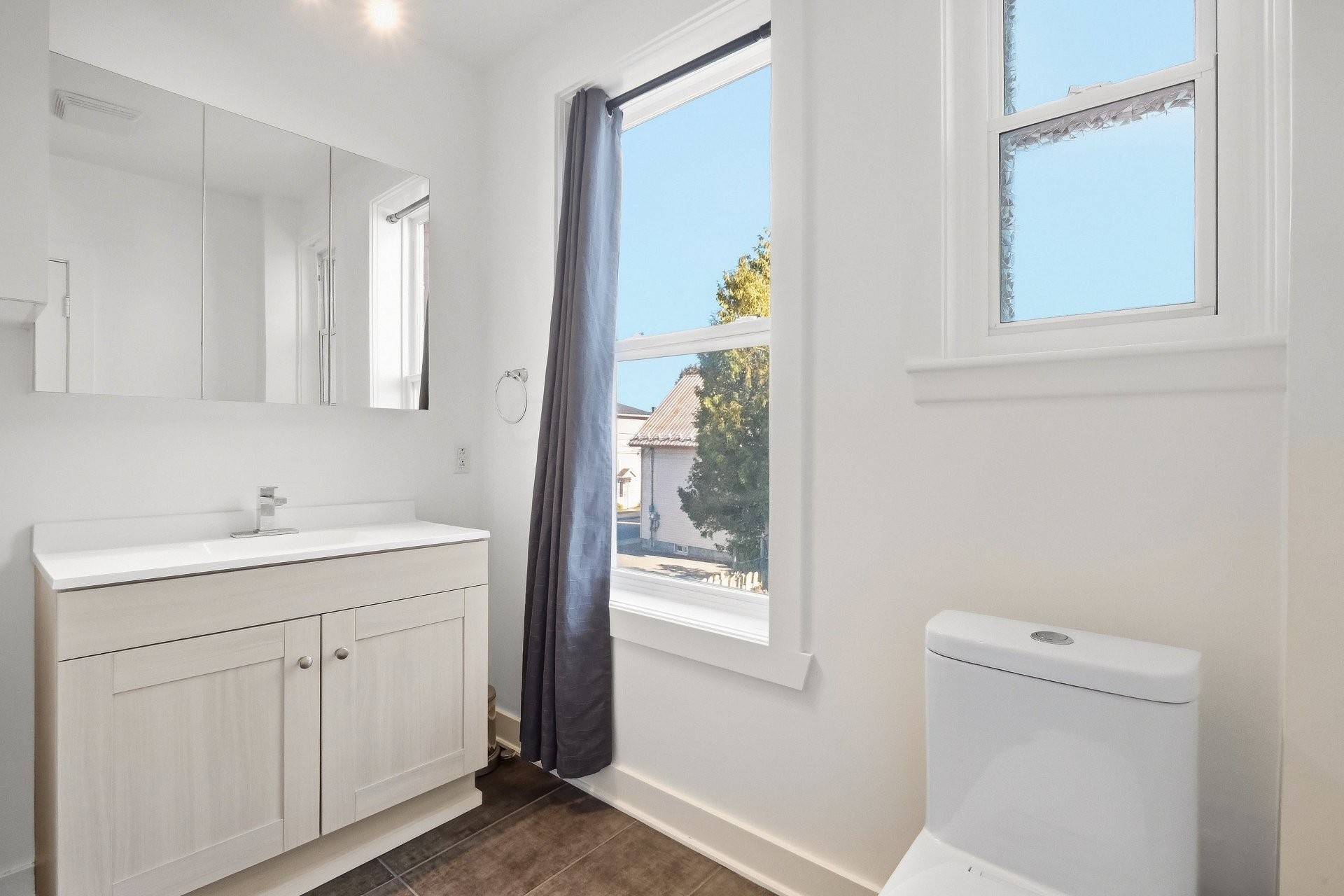 









170


Av. St-Simon

,
Saint-Hyacinthe,




QC
J2S5B5

