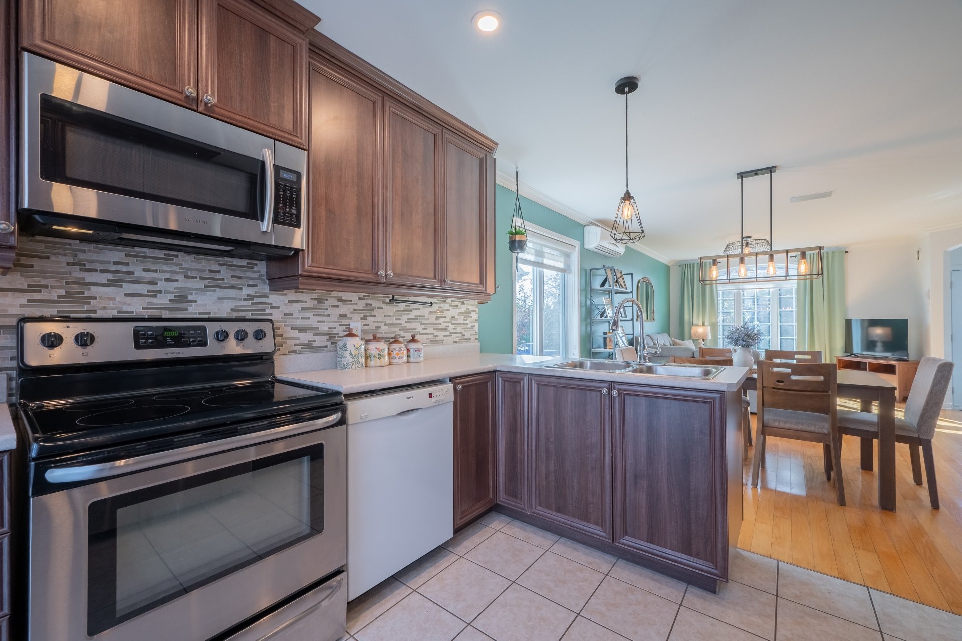 









228


Rue du Bouton-d'Or

,
Saint-Amable,




QC
J0L1N0

