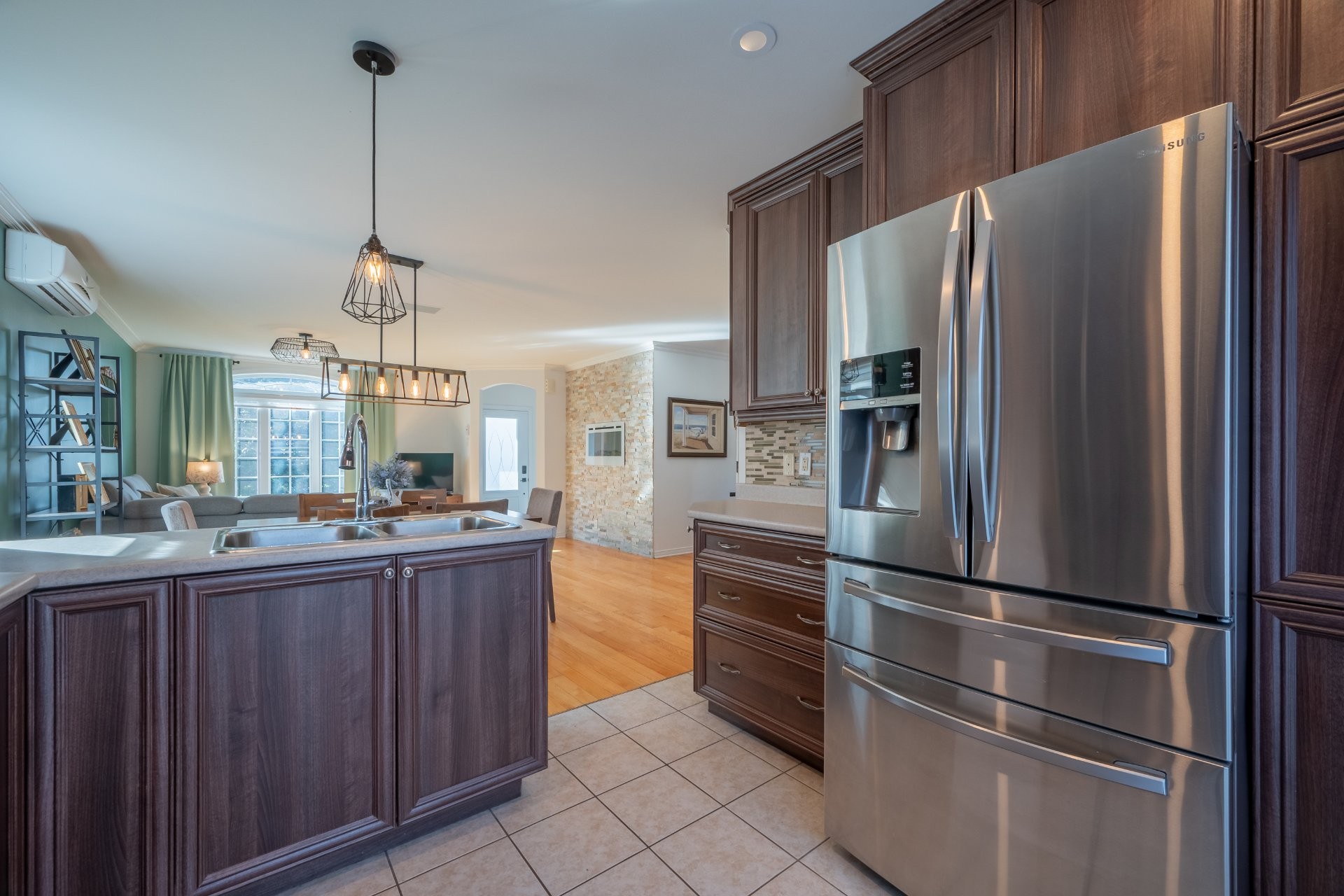 









228


Rue du Bouton-d'Or

,
Saint-Amable,




QC
J0L1N0

