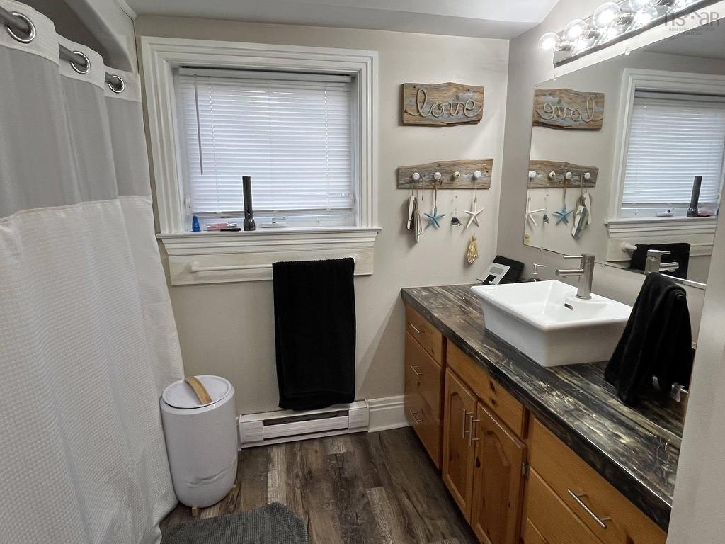 












124 Young St

,
Truro,




NS
B2N 4V9

