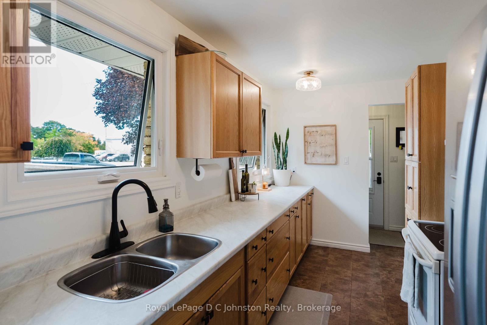 












761 ARLINGTON STREET

,
Saugeen Shores,




Ontario
N0H2C4

