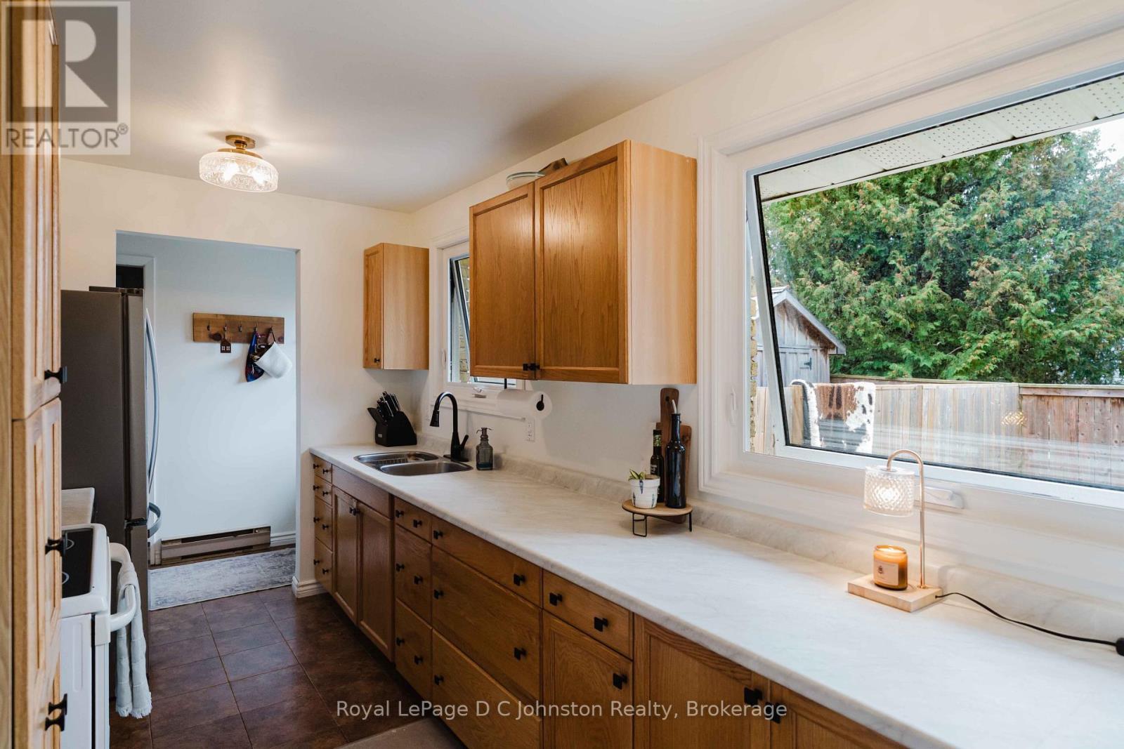 












761 ARLINGTON STREET

,
Saugeen Shores,




Ontario
N0H2C4

