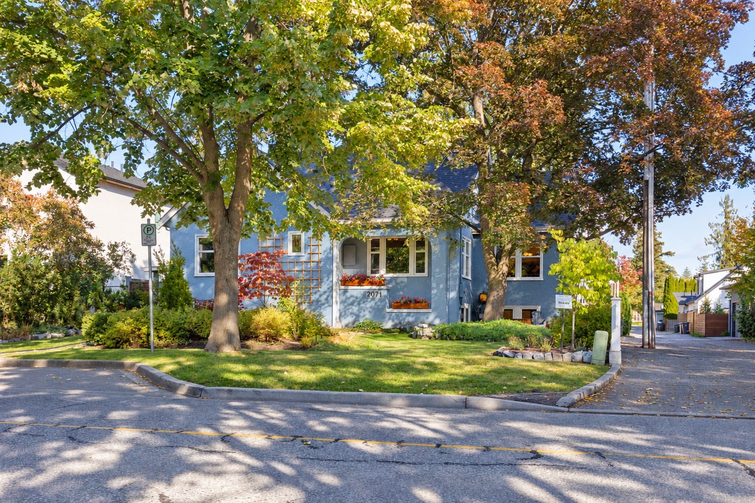 









2071


Abbott

Street,
Kelowna,




BC
V1Y 1C5

