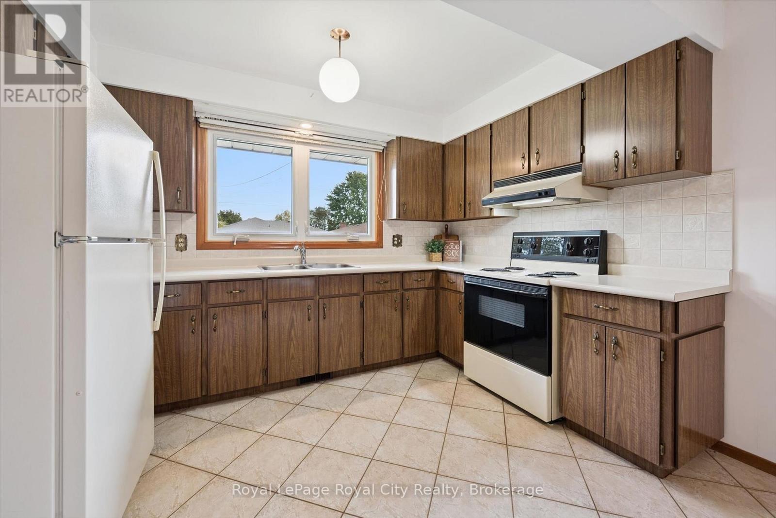 












27 PALERMO CRESCENT

,
Guelph (Grange Road),




Ontario
N1E2J8

