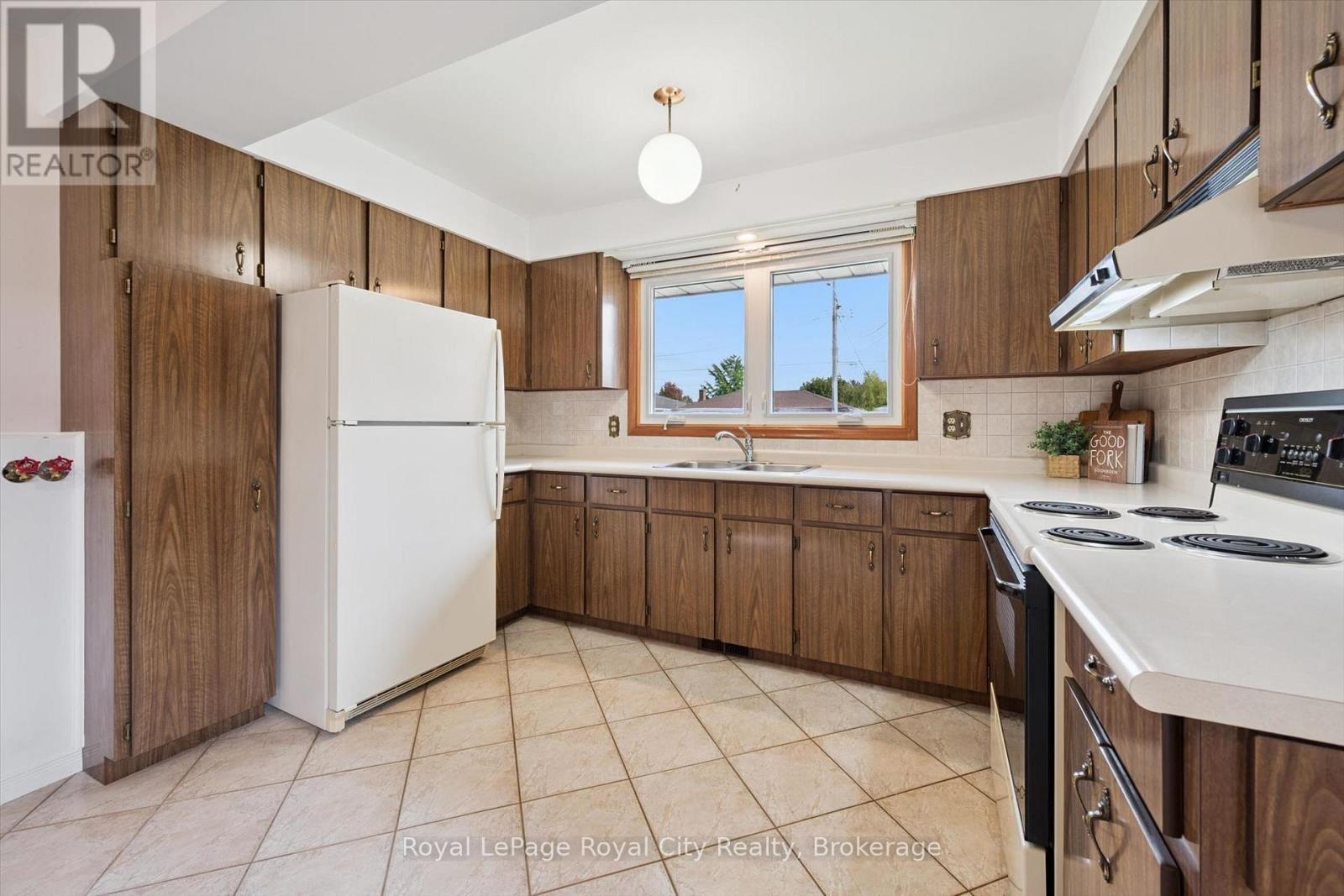 












27 PALERMO CRESCENT

,
Guelph (Grange Road),




Ontario
N1E2J8

