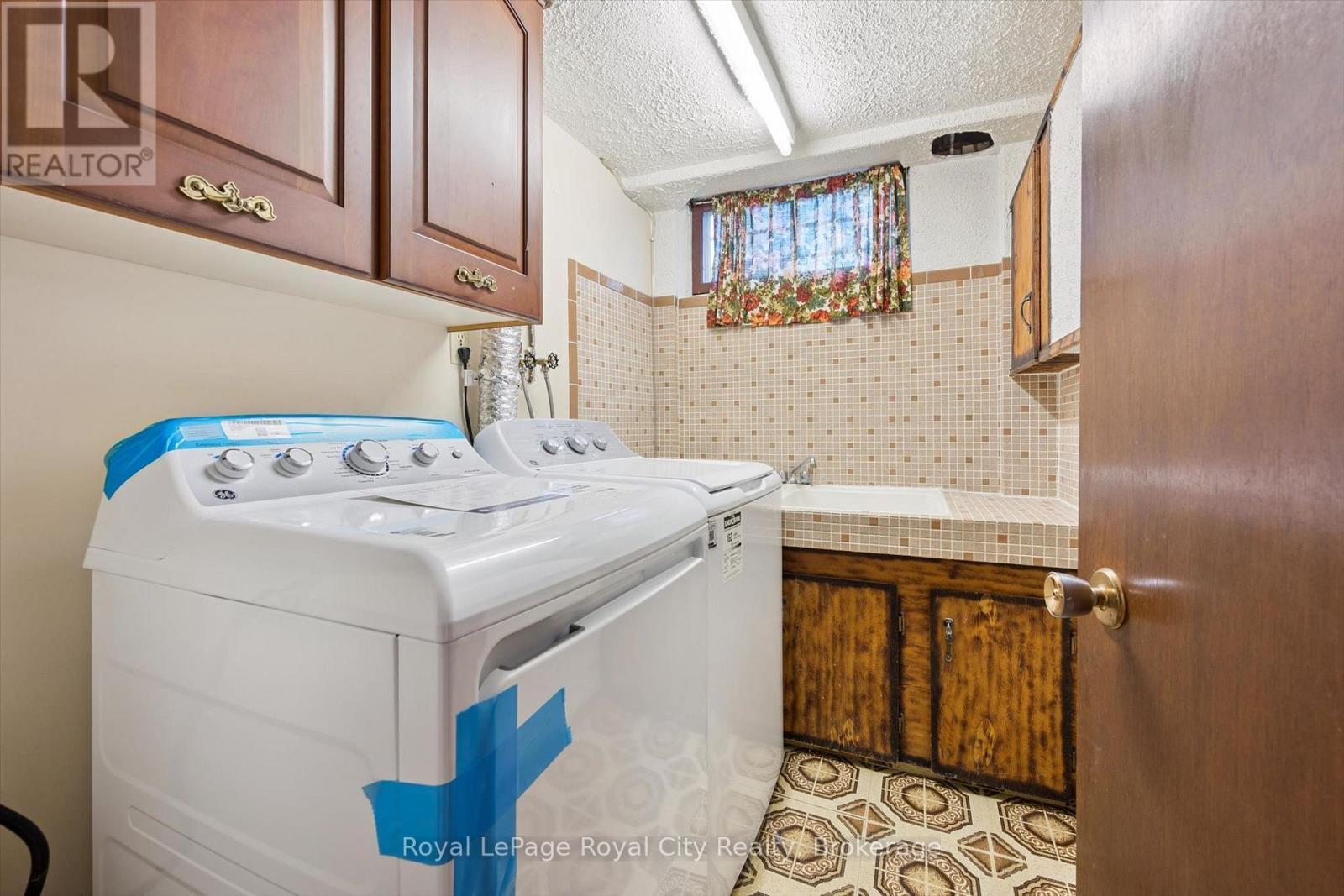 












27 PALERMO CRESCENT

,
Guelph (Grange Road),




Ontario
N1E2J8

