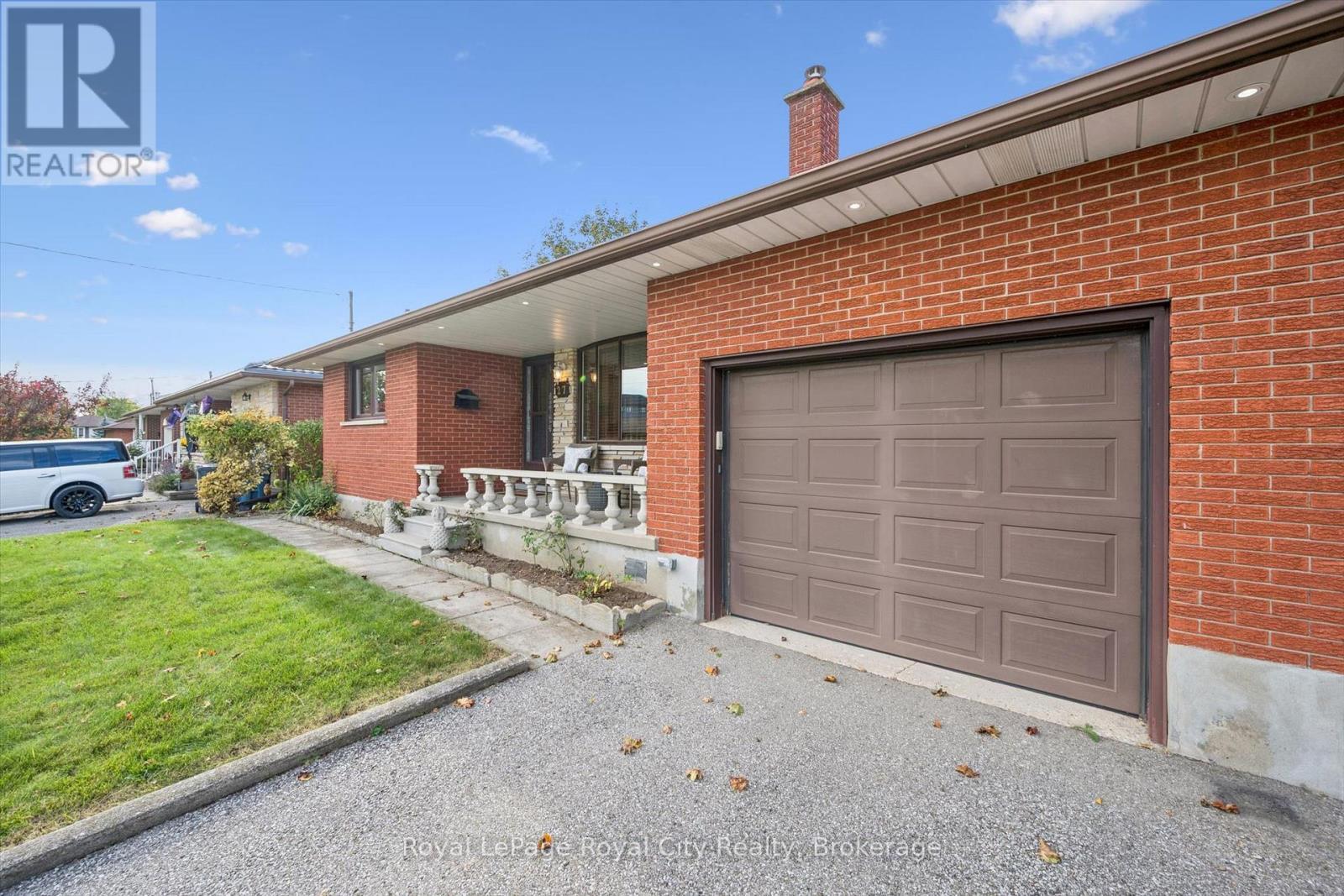 












27 PALERMO CRESCENT

,
Guelph (Grange Road),




Ontario
N1E2J8

