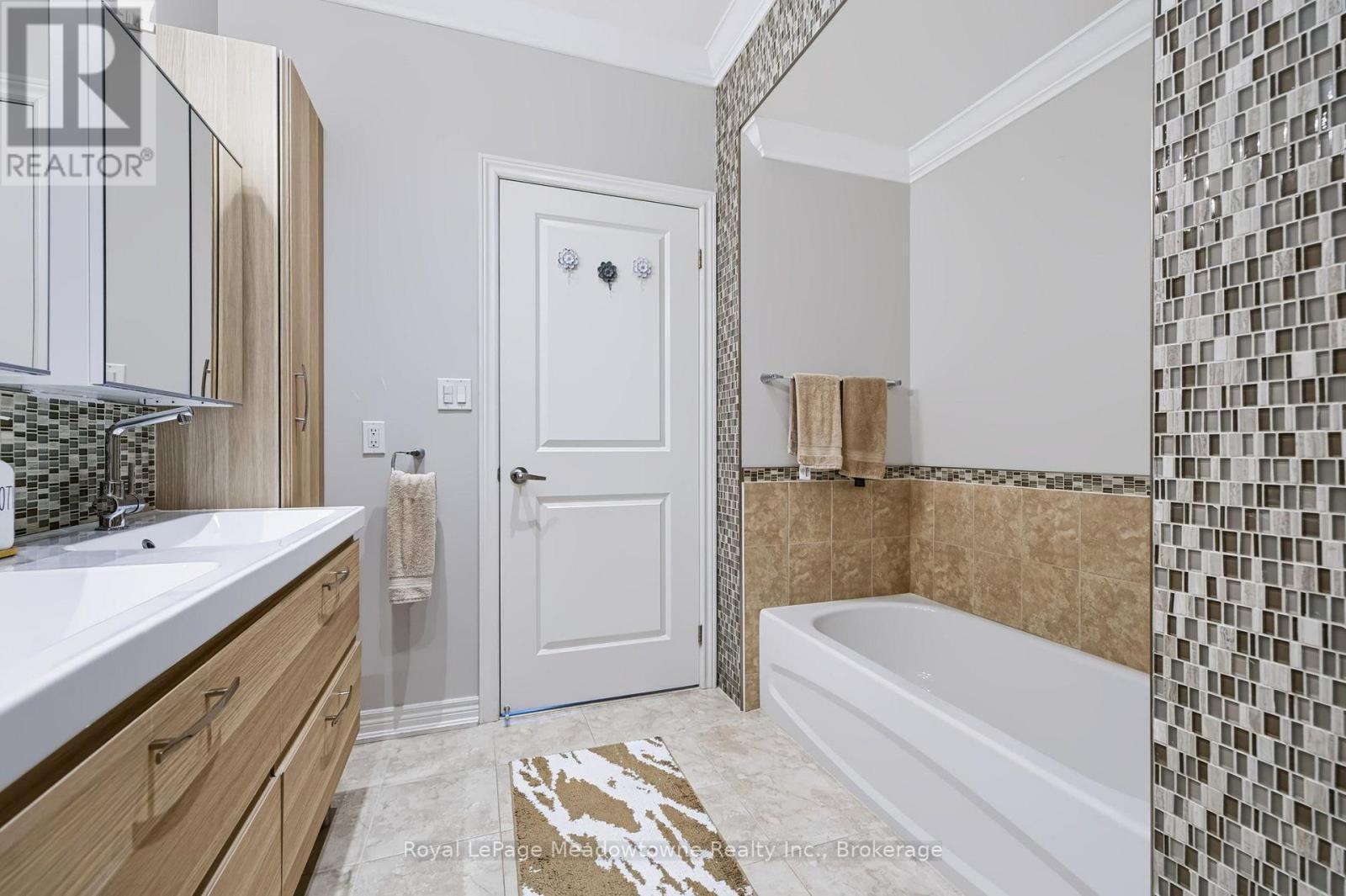 












301 - 33 WHITMER STREET

,
Milton (SC Scott),




Ontario
L9T8P9


