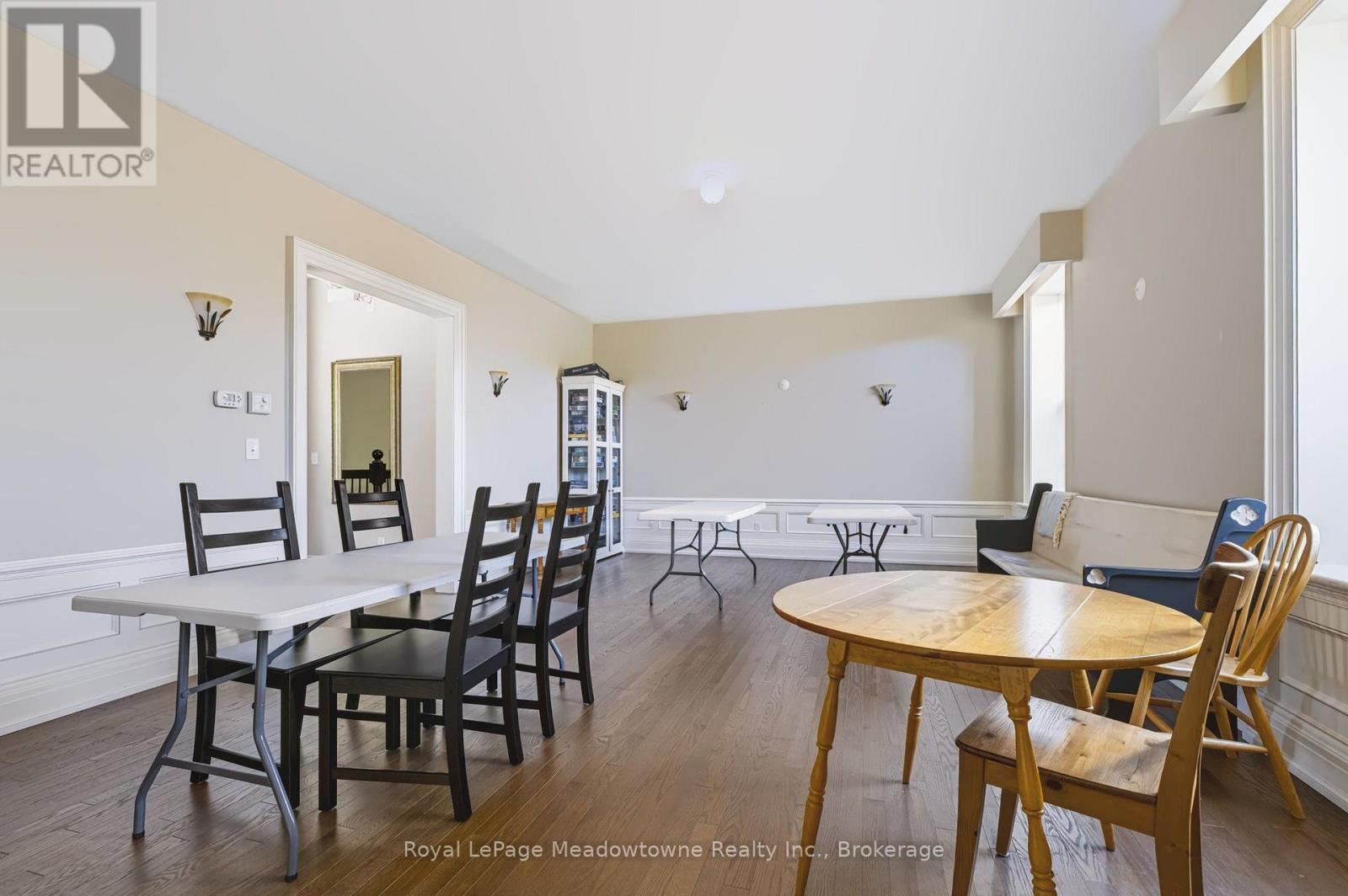 












301 - 33 WHITMER STREET

,
Milton (SC Scott),




Ontario
L9T8P9

