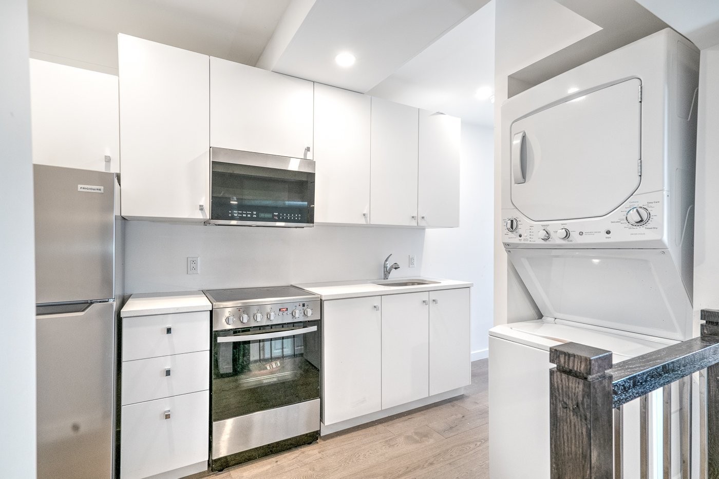 









2101

 - 2105


Rue Everett

,
Montréal (Villeray/Saint-Michel/Parc-Extension),




QC
H2E1P6

