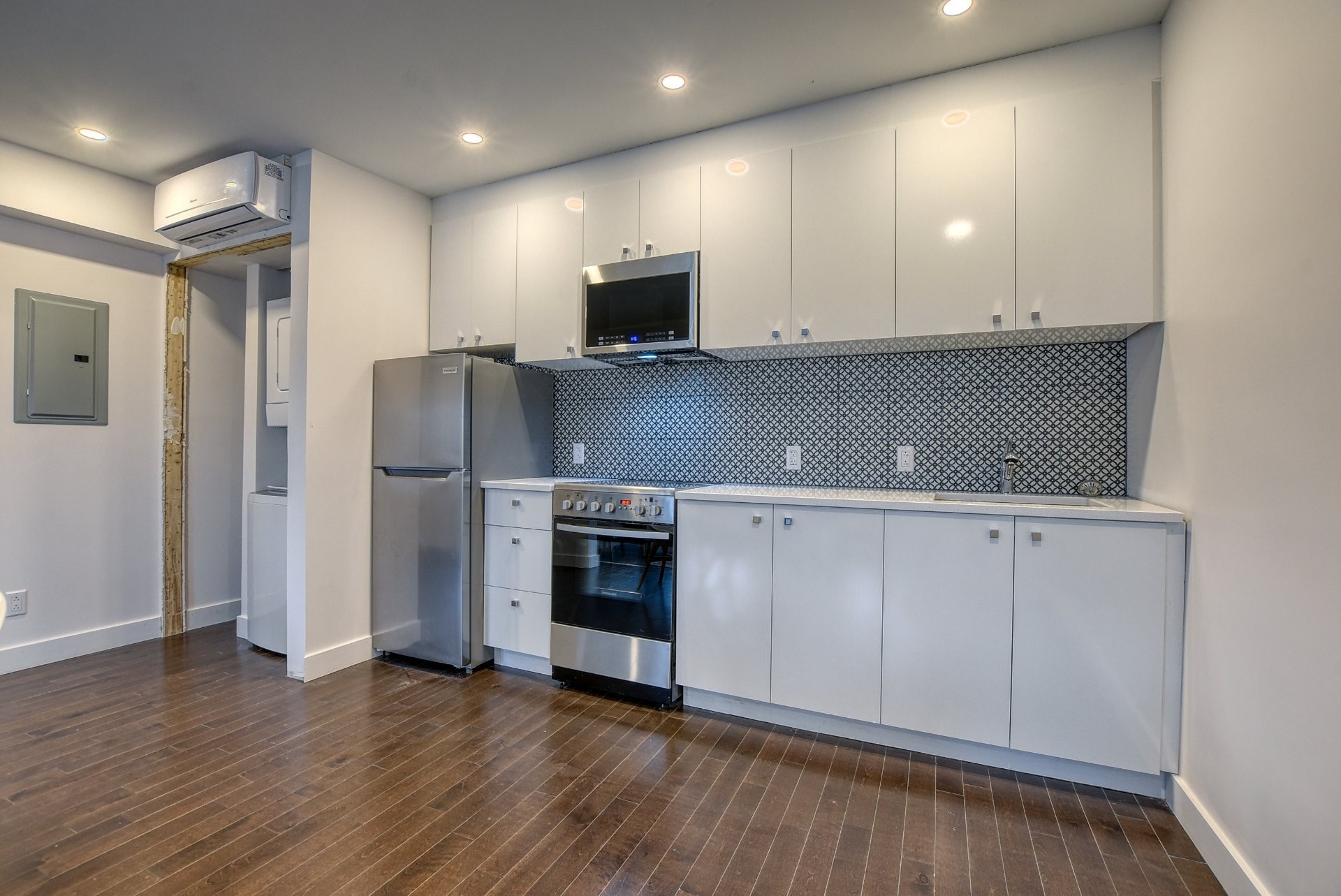 









2101

 - 2105


Rue Everett

,
Montréal (Villeray/Saint-Michel/Parc-Extension),




QC
H2E1P6

