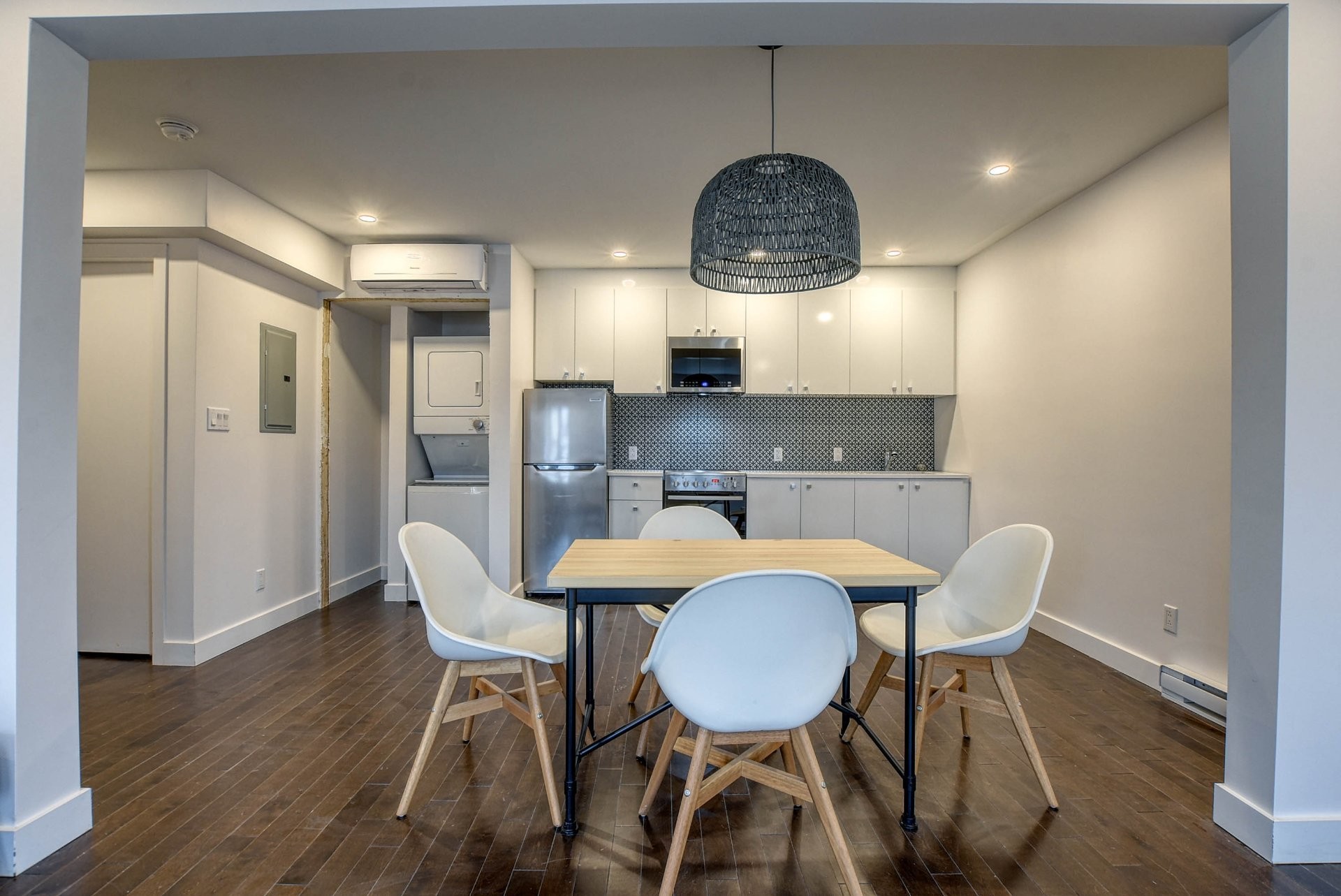 









2101

 - 2105


Rue Everett

,
Montréal (Villeray/Saint-Michel/Parc-Extension),




QC
H2E1P6

