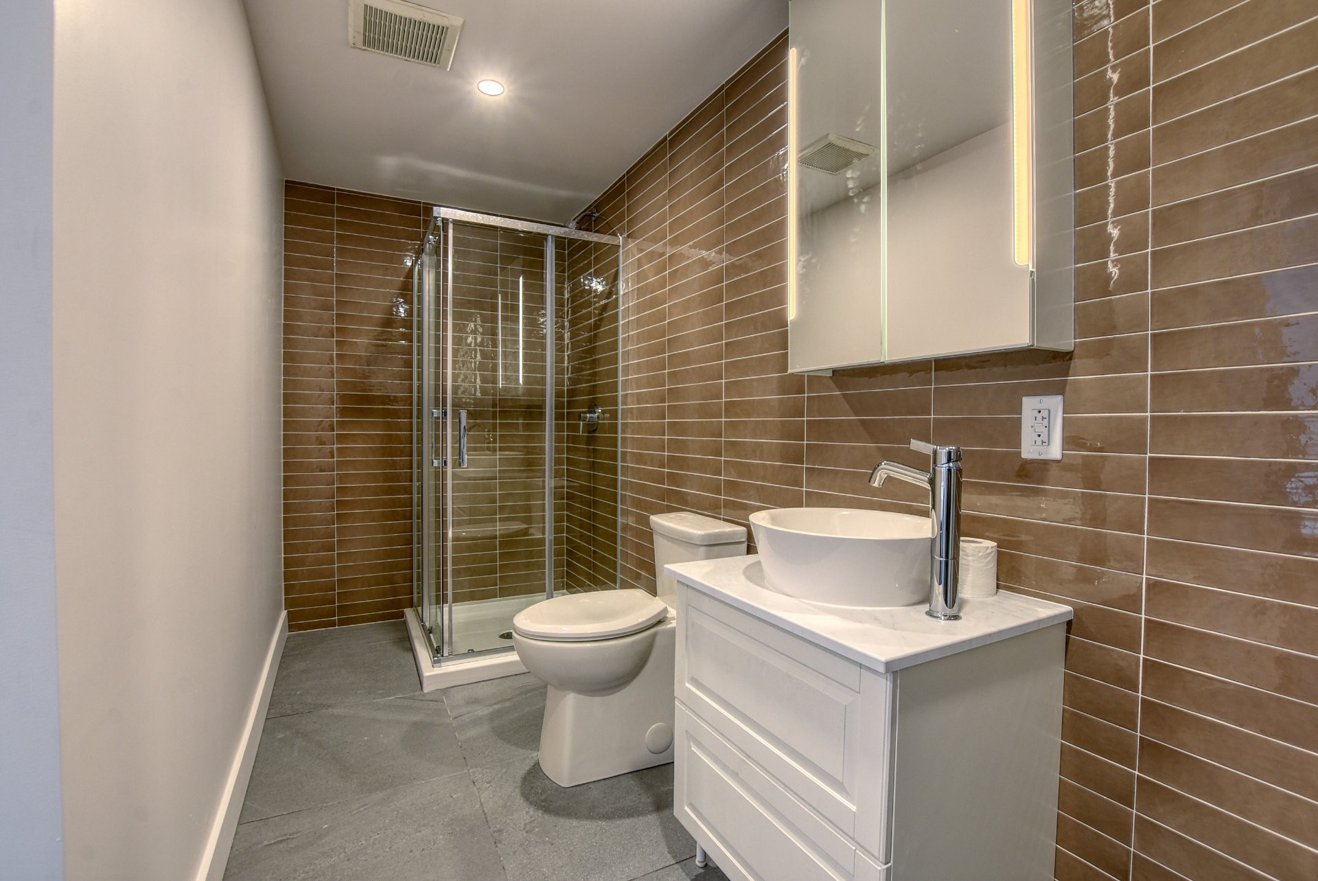 









2101

 - 2105


Rue Everett

,
Montréal (Villeray/Saint-Michel/Parc-Extension),




QC
H2E1P6

