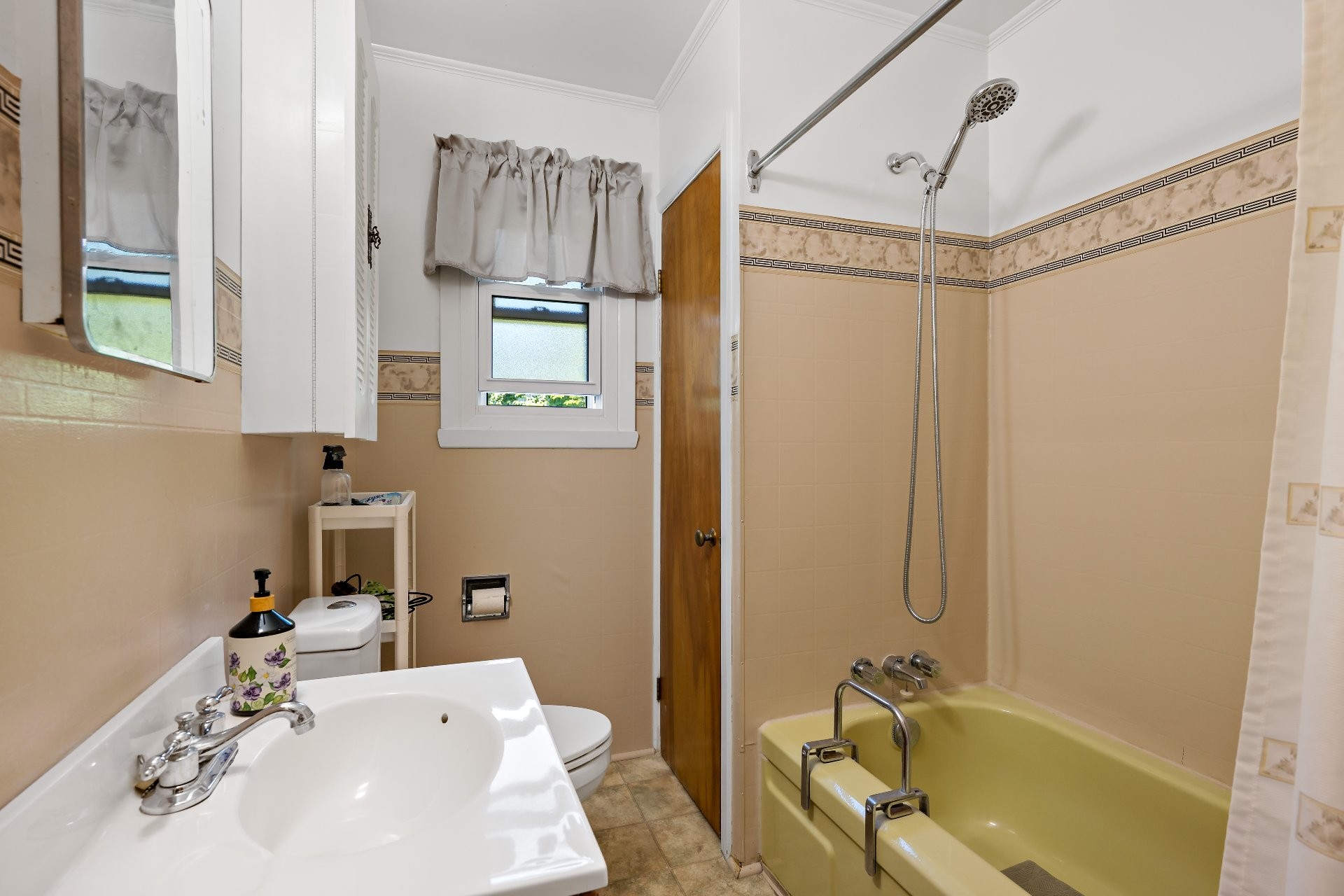 









2386


Rue St-Charles

,
Val-David,




QC
J0T2N0

