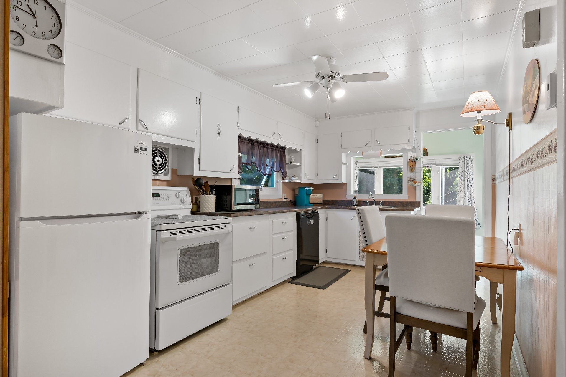









2386


Rue St-Charles

,
Val-David,




QC
J0T2N0

