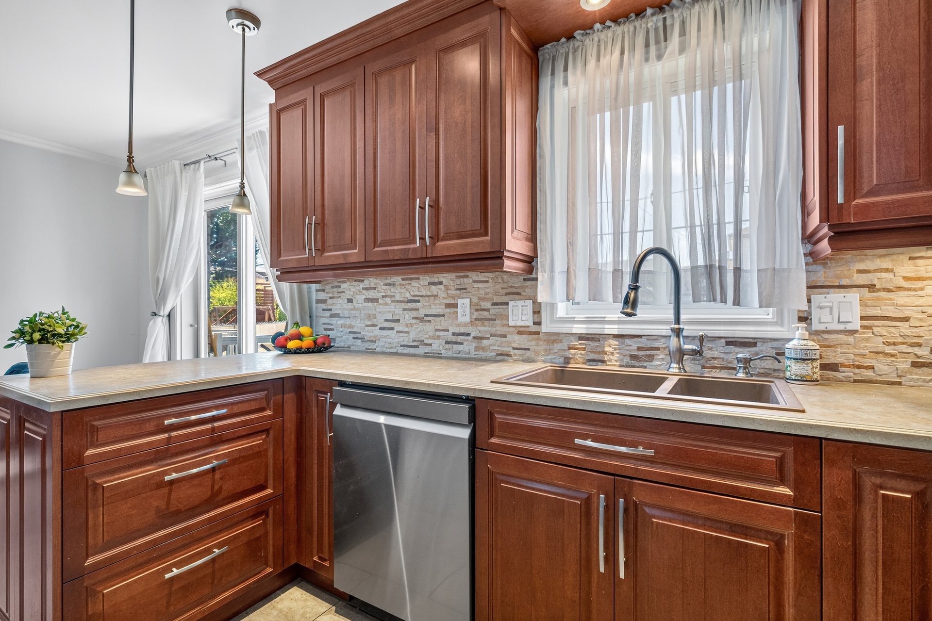 









7033


Rue Therrien

,
Longueuil (Saint-Hubert),




QC
J3Z1H3

