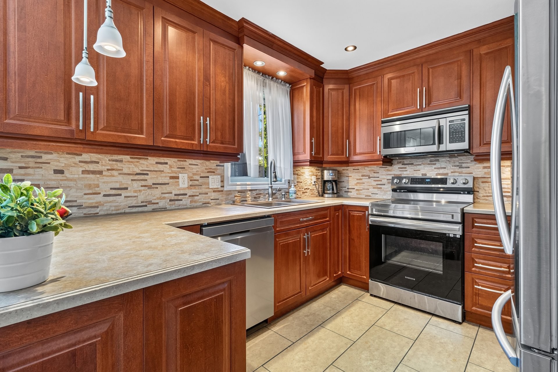 









7033


Rue Therrien

,
Longueuil (Saint-Hubert),




QC
J3Z1H3

