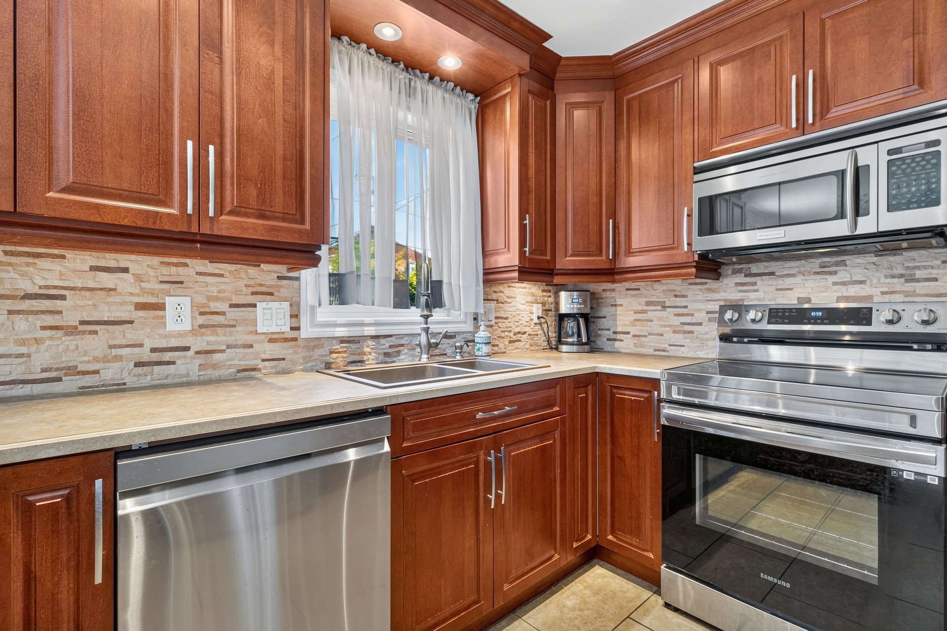 









7033


Rue Therrien

,
Longueuil (Saint-Hubert),




QC
J3Z1H3

